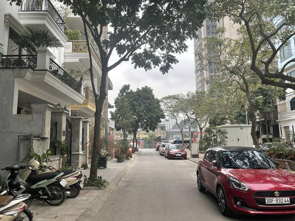 Bán Nhà Hoàng CẦu 240m mặt tiền 7.8m giá chào chỉ 46 tỷ oto tránh viu vườn hoa