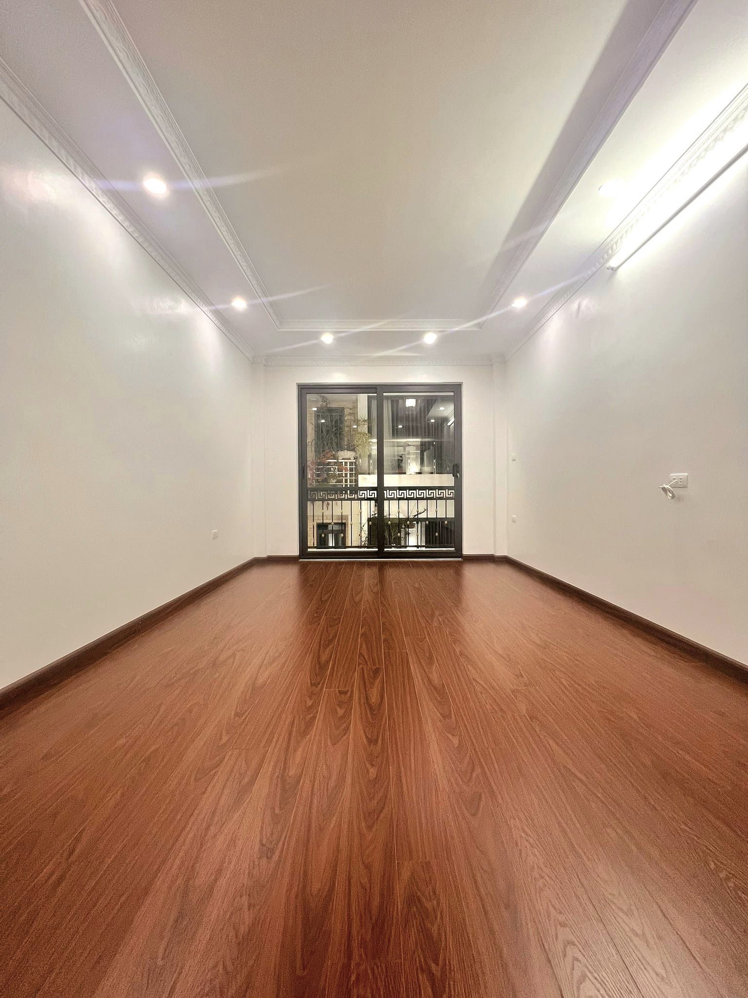 Bán ngôi nhà 41m2 Mặt phố Thụy Khuê, Tây Hồ Gara 2 Ô tô tránh Vỉa hè rộng Kinh doanh đỉnh cao 11.3 Tỷ