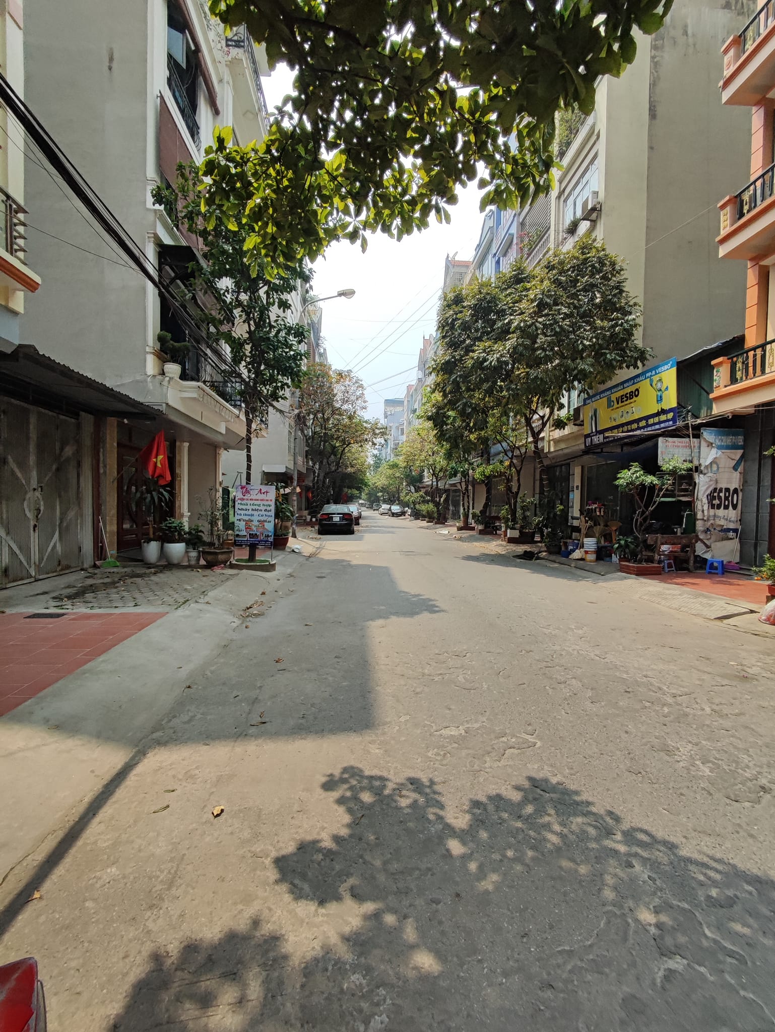 PHÂN LÔ – VỈA HÈ 2 BÊN - GARA – Ô TÔ ĐỖ NGÀY ĐÊM - 6 TẦNG – Ô CHỜ THANG MÁY - Ở HOẶC KINH DOANH ĐỀU RẤT TUYỆT