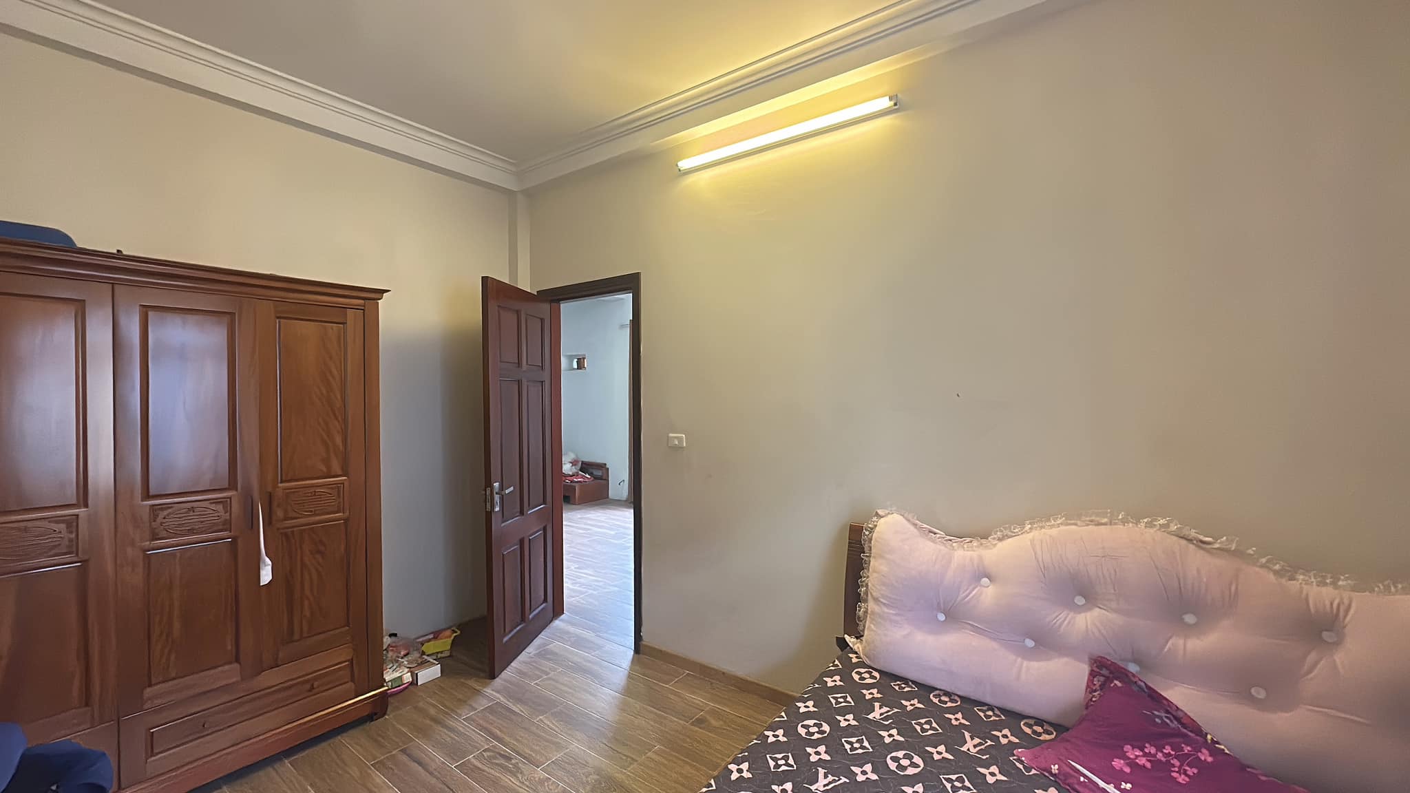 Bán ngôi nhà 85m2 phố Âu Cơ, Tây Hồ Dân xây 6 phòng ngủ Ô tô tránh 10m 6.8 Tỷ