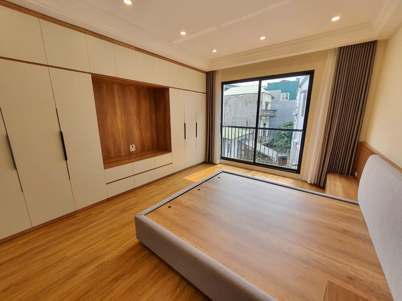 Bán ngôi nhà 46m2 phố Nghi Tàm, Tây Hồ 2 mặt Ô tô đỗ cửa Kinh doanh Siêu tốt 5.6 Tỷ