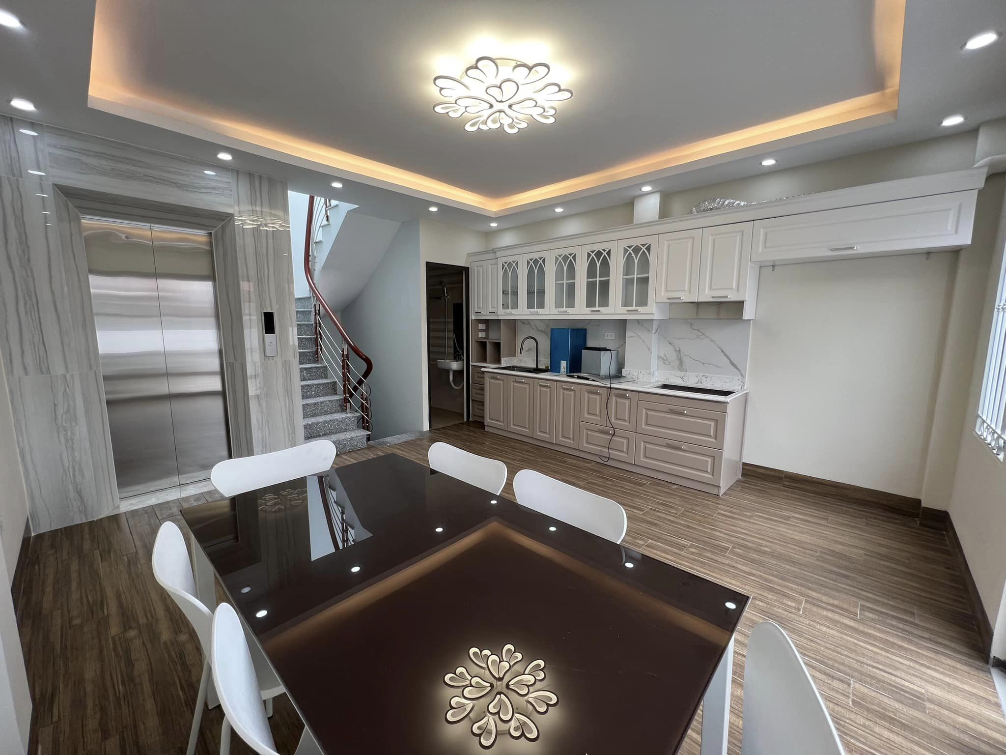 Bán nhà Nguyễn Khang 55 m2 x 6T, thang máy, MT 4.7 m, 50m ra phố Yên Hoà, full nội thất - 8 tỷ