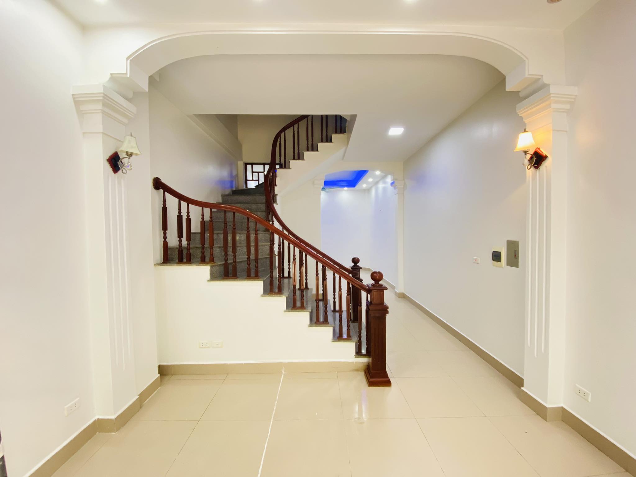 NHÀ ĐẸP CHỦ TẶNG TOÀN BỘ NỘI THẤT XỊN XÒ - NHÀ 3 MẶT THOÁNG 6 PHÒNG NGỦ RỘNG - 50M RA MẶT PHỐ TÔN ĐỨC THẮNG - TRUNG TÂM