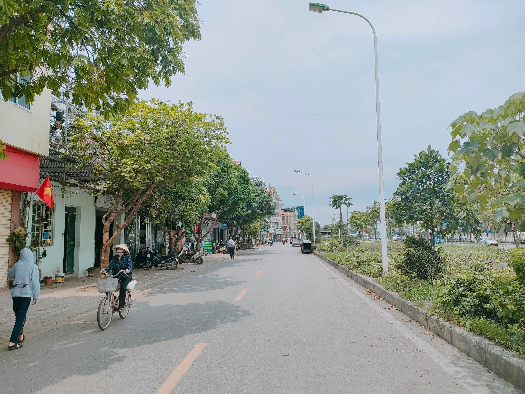 BÁN NHÀ MẶT PHỐ - VỈA HÈ RỘNG - - GẦN AEON LONG BIÊN - KINH DOANH KHÁCH SẠN, KARAOKE