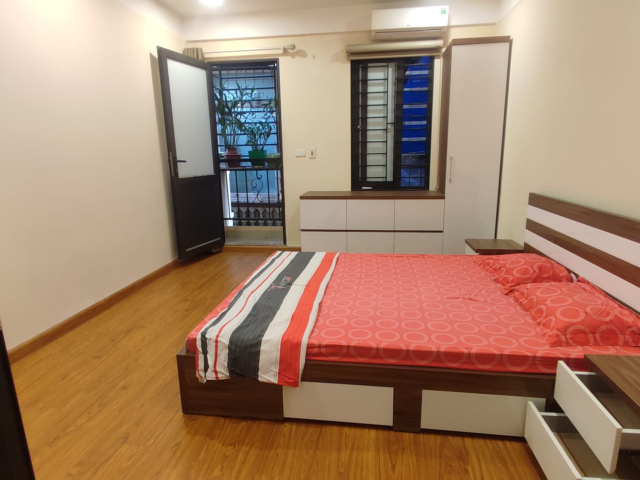 Chủ Nhà Nhiều Nhà Cần Bán Gấp Nhà Phố Hồ Tùng Mậu - Nam Từ Liêm - Cách Phố Chính 20m - Kính Doanh Tốt - Gía 5 Tỷ