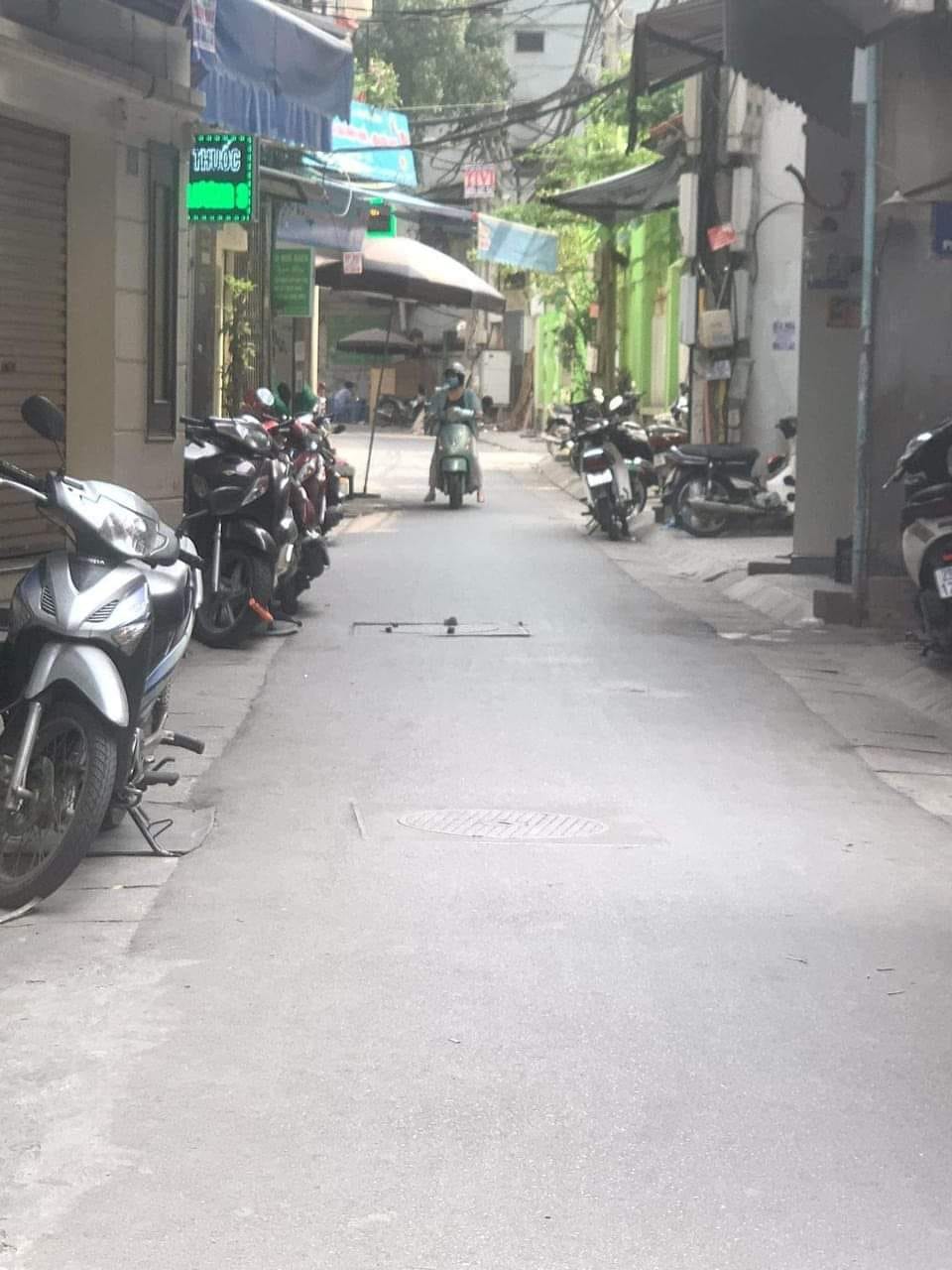 Siêu hiếm. Nhà Hai Bà Trưng 27M* 5 T, 30m ra Ôtô tránh, cạnh công viên Thống nhất nhỉnh 3 tỷ.