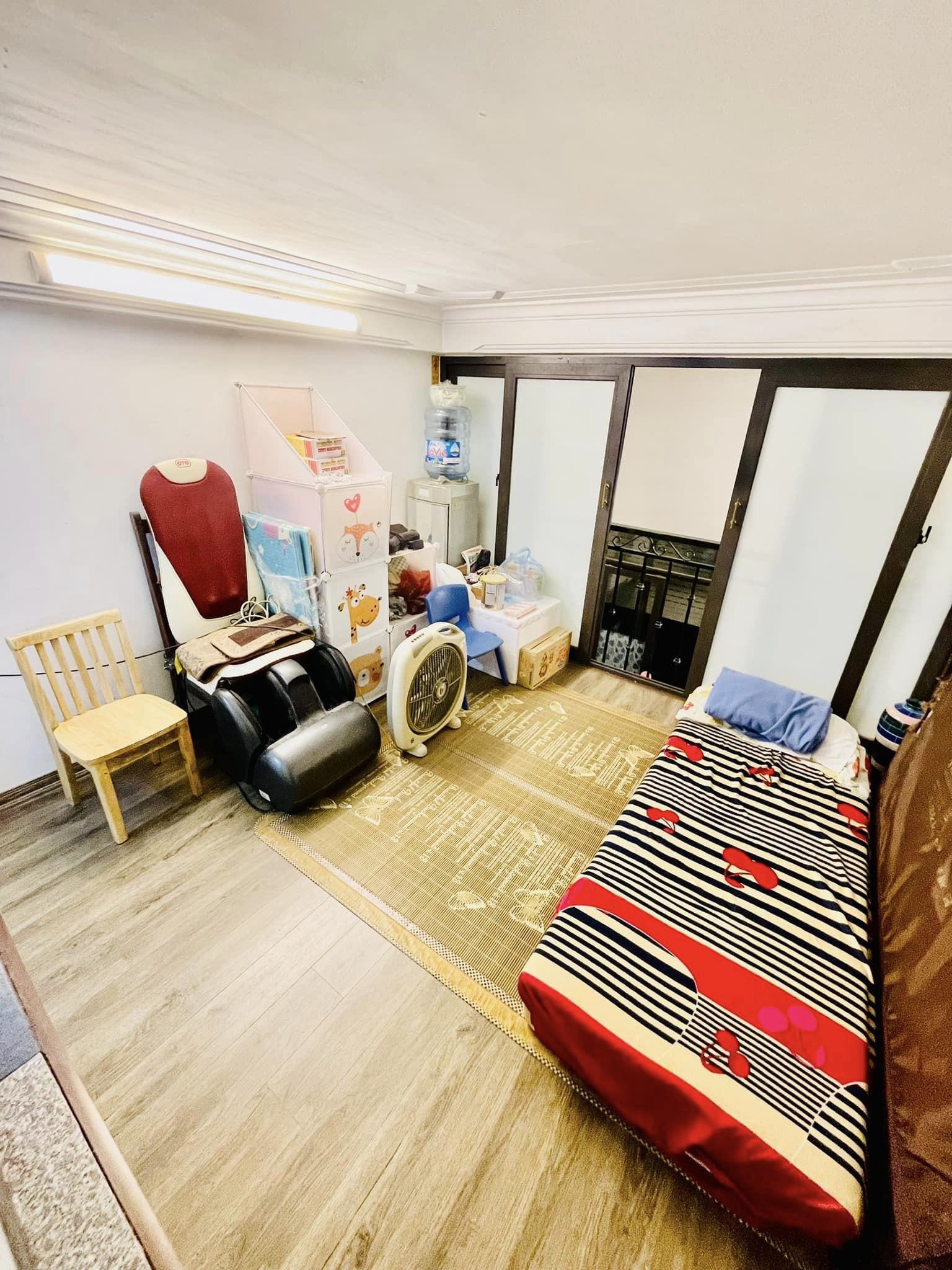 Siêu hiếm. Nhà Hai Bà Trưng, ngõ thông thoáng, ở ngay, sổ nở hậu. Diện tích 25m* 4 tầng nhỉnh 2 tỷ.