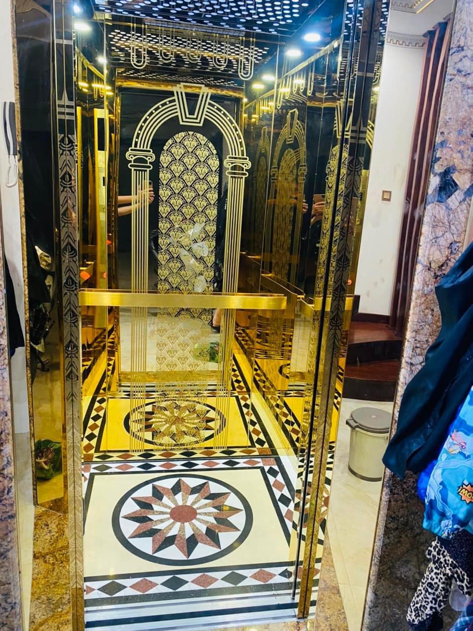 Bán ngôi nhà 57m2 phố Âu Cơ, Tây Hồ Ô tô đỗ cổng Thang máy FUJI 2 Ô tô tránh 10m 9.2 Tỷ