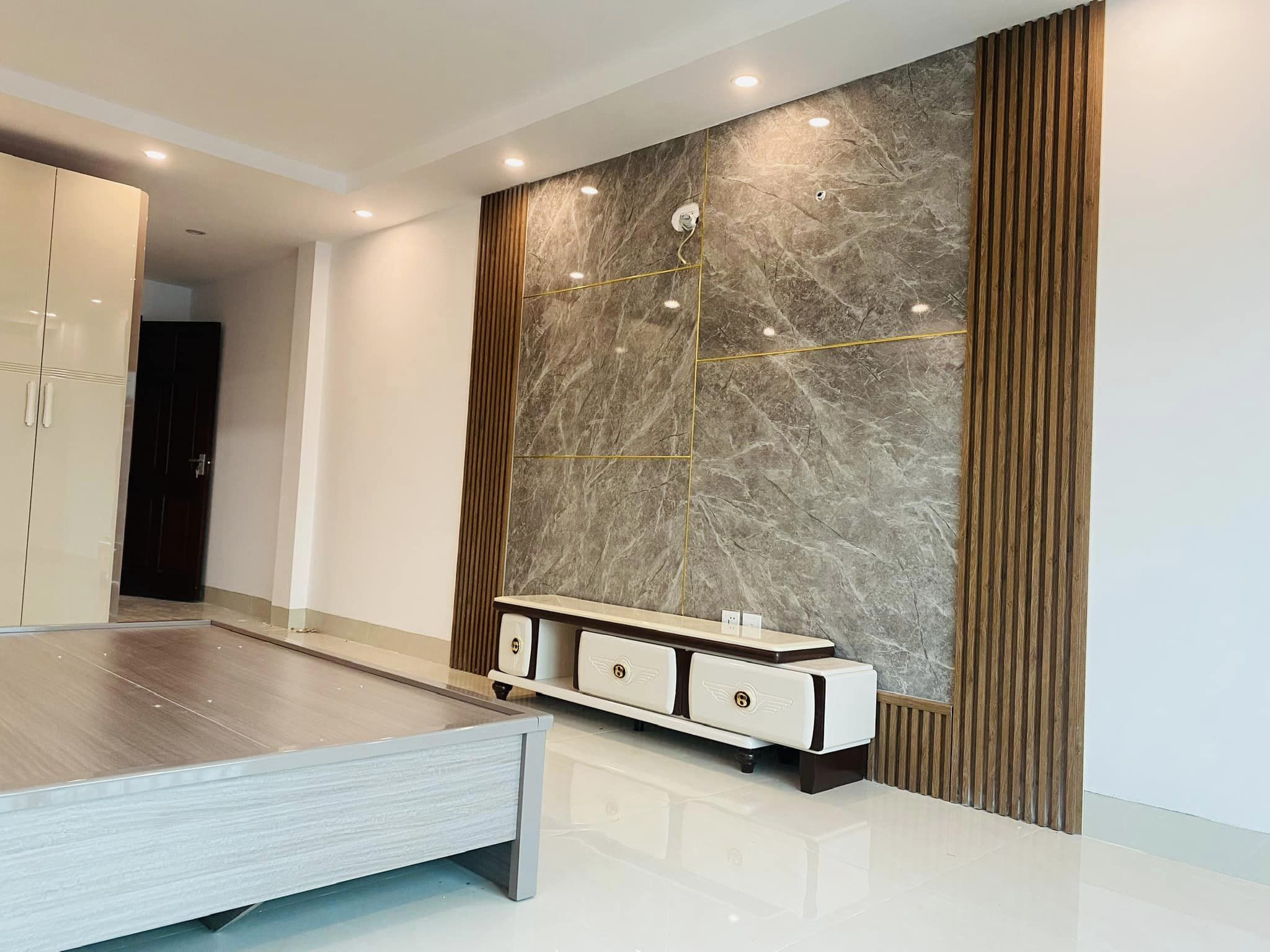 Bán căn nhà 54m2 phố Âu Cơ, Tây Hồ Ô tô đỗ cổng Thang máy ARITCO Ngõ Ô tô tránh 10m 9.5 Tỷ