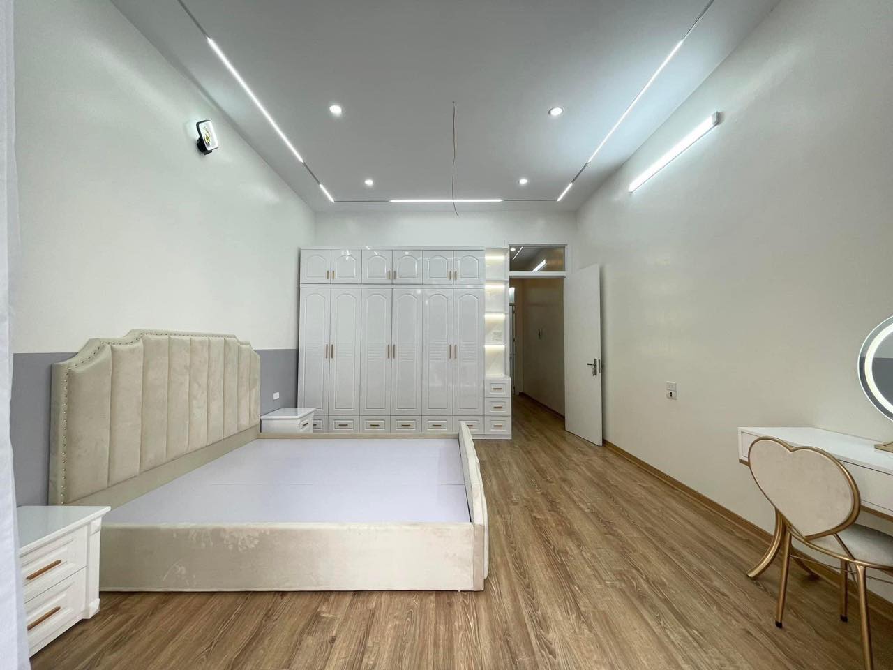 Nhà đẹp ở luôn phố Phạm Tuấn Tài, Q. Cầu Giấy, kinh doanh, ô tô, 60m2, 12,6 tỷ.