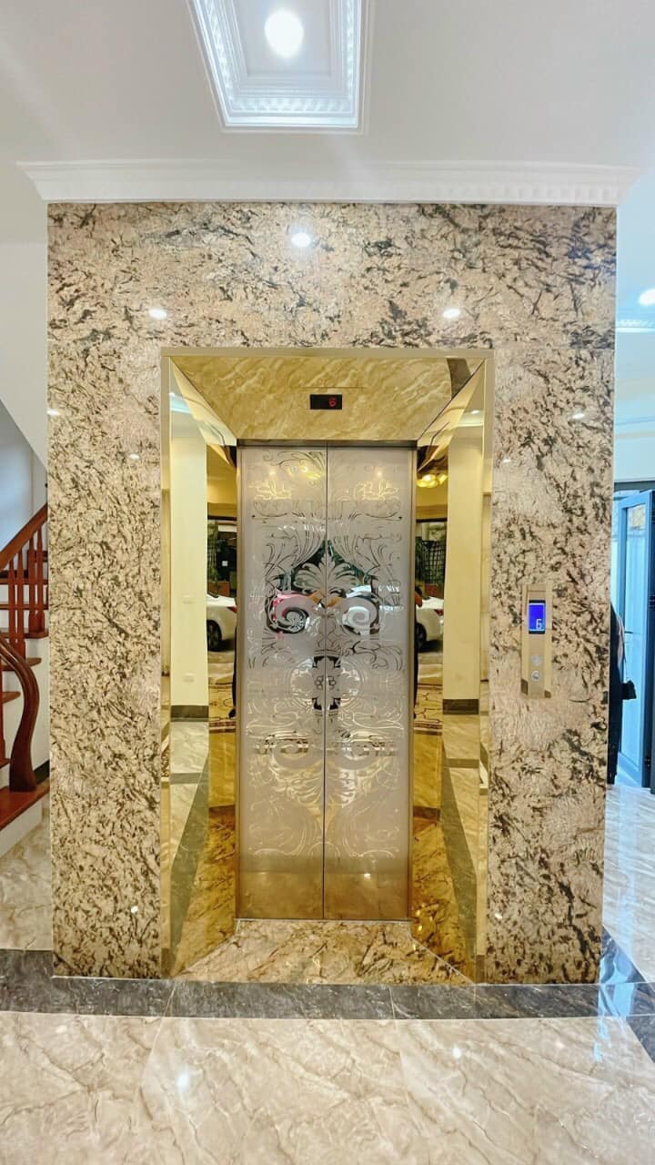 Bán nhà 57m2 phố Nghi Tàm, Tây Hồ Gara Ô tô thông Thang máy XỊN Kinh doanh đắc địa 12.5 Tỷ