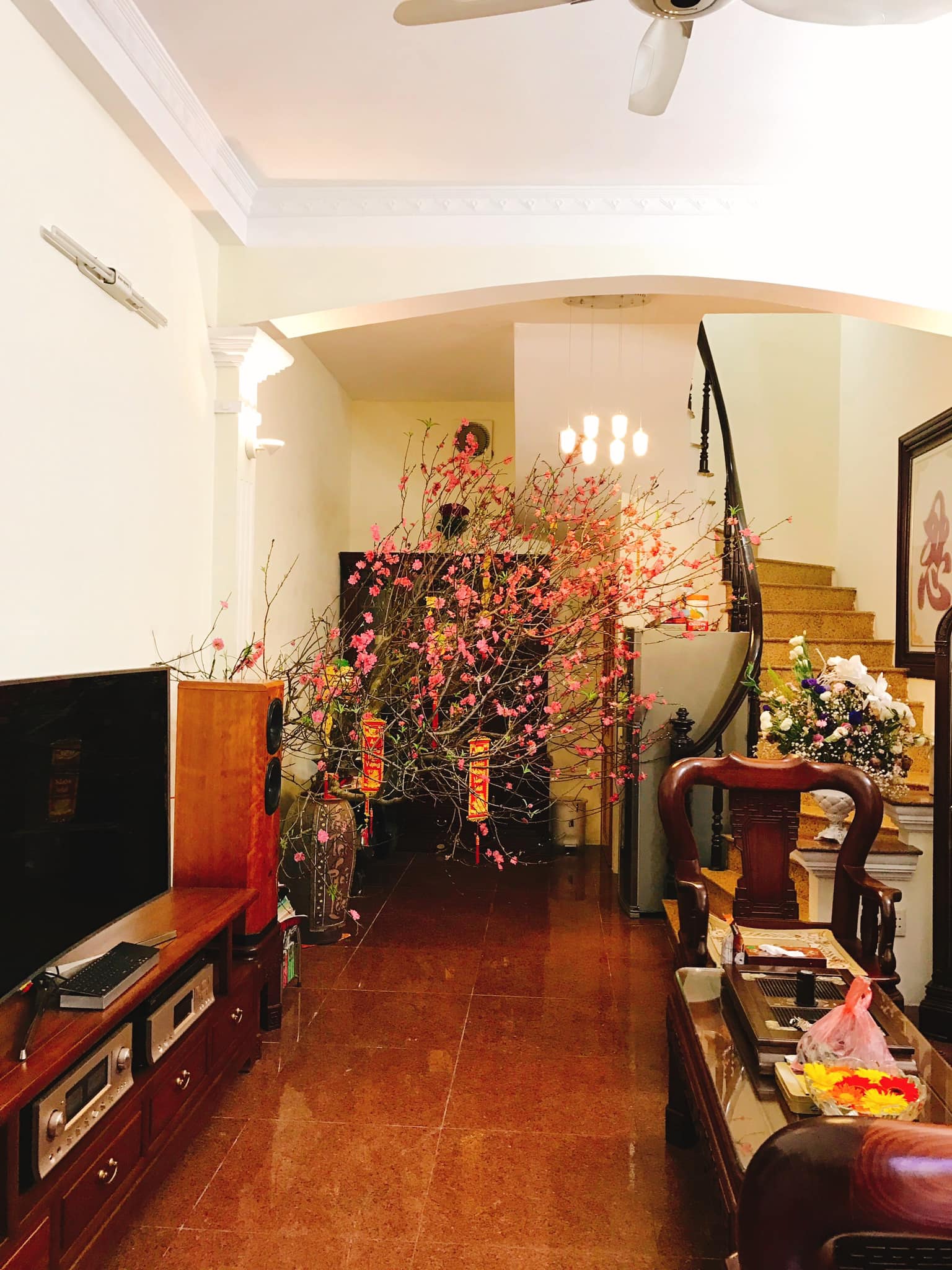 BÁN NHÀ 4 TẦNG LÔ GÓC GẦN MẶT PHỐ ĐỐNG ĐA, Ô TÔ ĐỖ CỬA, NHÀ ĐẸP Ở NGAY, CHỈ HƠN 6 TỶ.