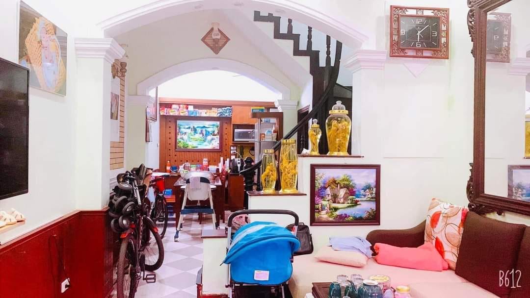 Bán nhà ngõ 165 Dương Quảng Hàm, 5tầng, 42m2 mà có hơn 4 tỷ rưỡi.