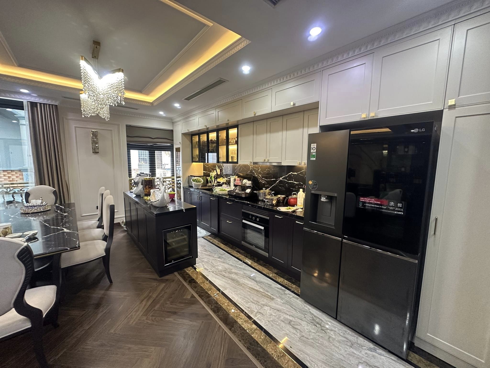 Bán ngôi nhà 154m2 Mặt phố Nghi Tàm, Tây Hồ Gara Ô tô tránh Thang máy Kinh doanh 25.2 Tỷ