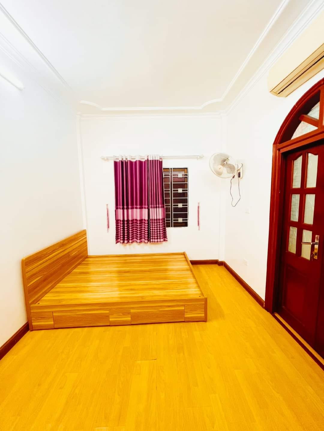 Bán nhà Cảm Hội Hai Bà Trưng ô tô đỗ cổng Giá 5.25 tỷ +DT: 42m2