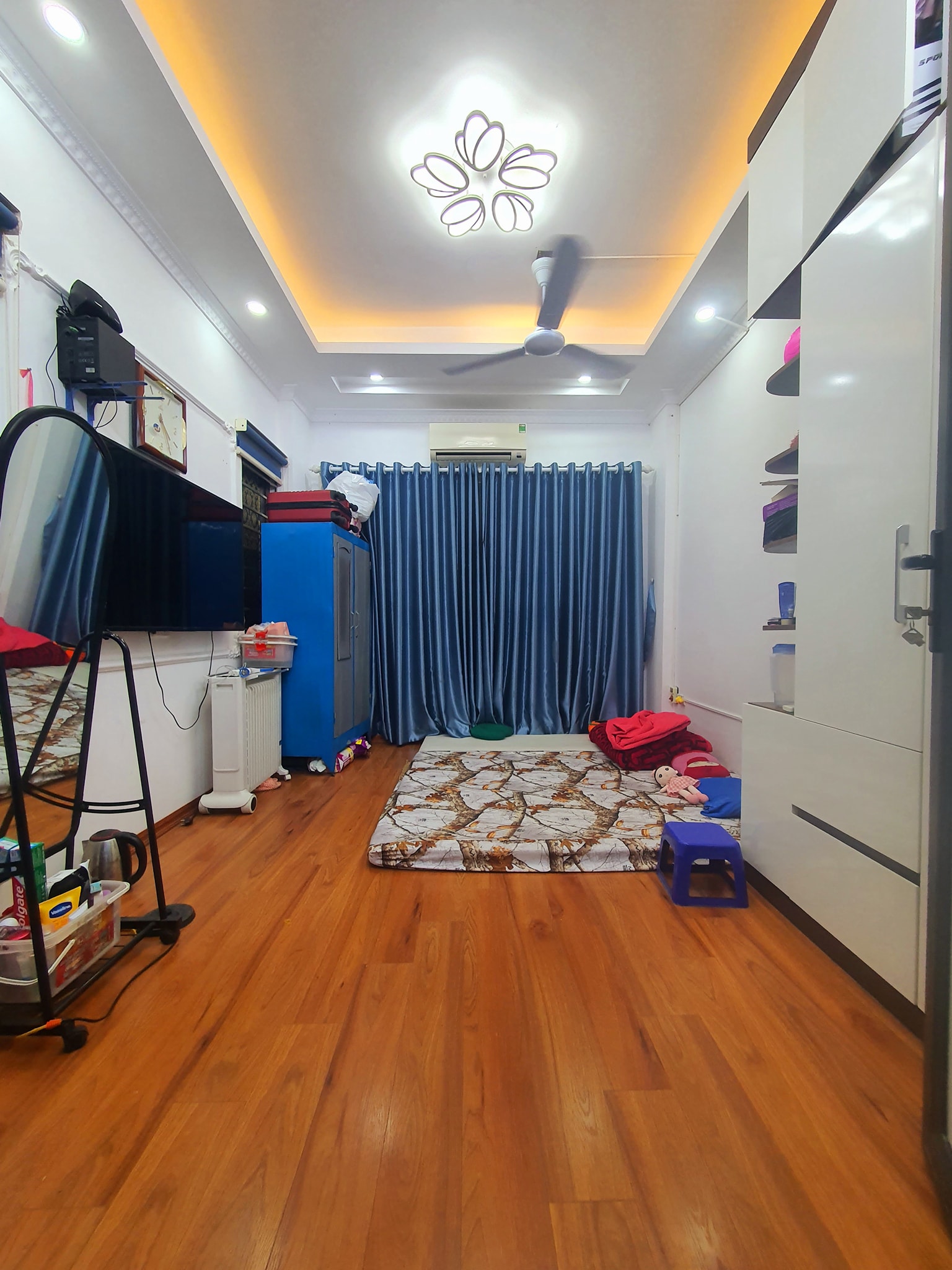 Bán Nhà ,Ngõ 4 Hoàng Quốc Việt 44m2 x 5T Mt 4m, Ngõ Thông, gần ô tô, kd 6 tỷ.