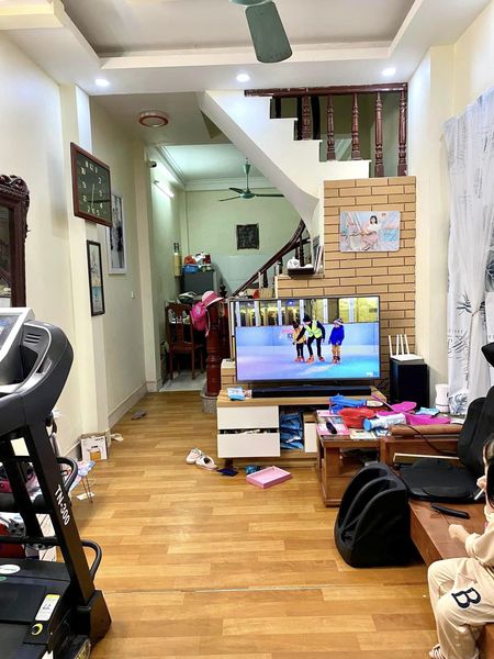 CỰC PHẨM. NHÀ LÔ GÓC HAI BÀ TRƯNG, DÂN XÂY, NGÕ THOÁNG. DT 40M* 5 T HƠN 3 TỶ.