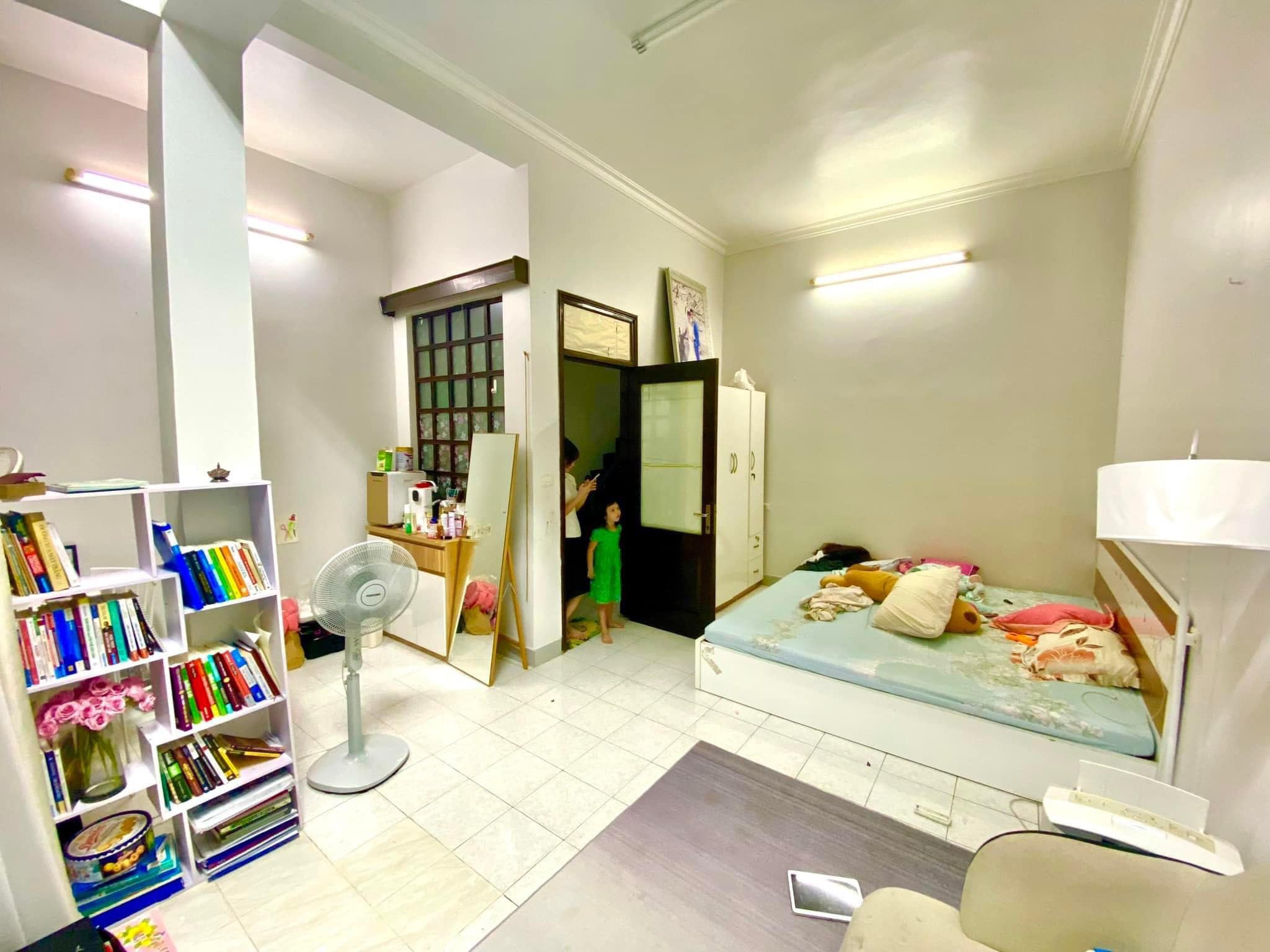 11 Tỷ Nhà Phân Lô Đường Láng ô tô tránh đỗ 5 tầng mặt tiền 5.3M 44M2 -Ngõ Thông