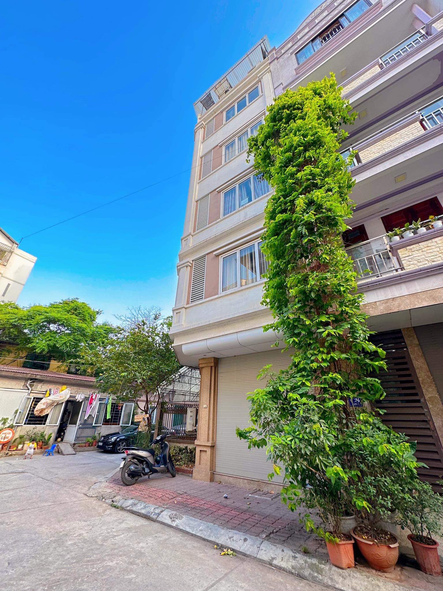 Bán nhà lô góc Văn Cao, Ba Đình 100m2x6T, thang máy-Ôtô tránh- vỉa hè-KD, giá 21,9 tỷ