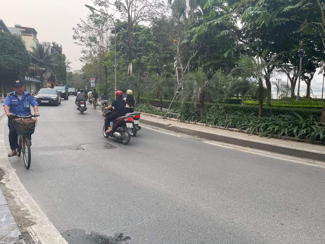 VỊ TRÍ SIÊU VIP LÔ GÓC VIEW HỒ TÂY - CÓ MỘT KHÔNG HAI - MẶT TIỀN SIÊU KHỦNG 2 MẶT ĐỀU Ô TÔ TRÁNH NHAU - NGAY BÊN CẠNH BỆNH VIỆN THU CÚC .