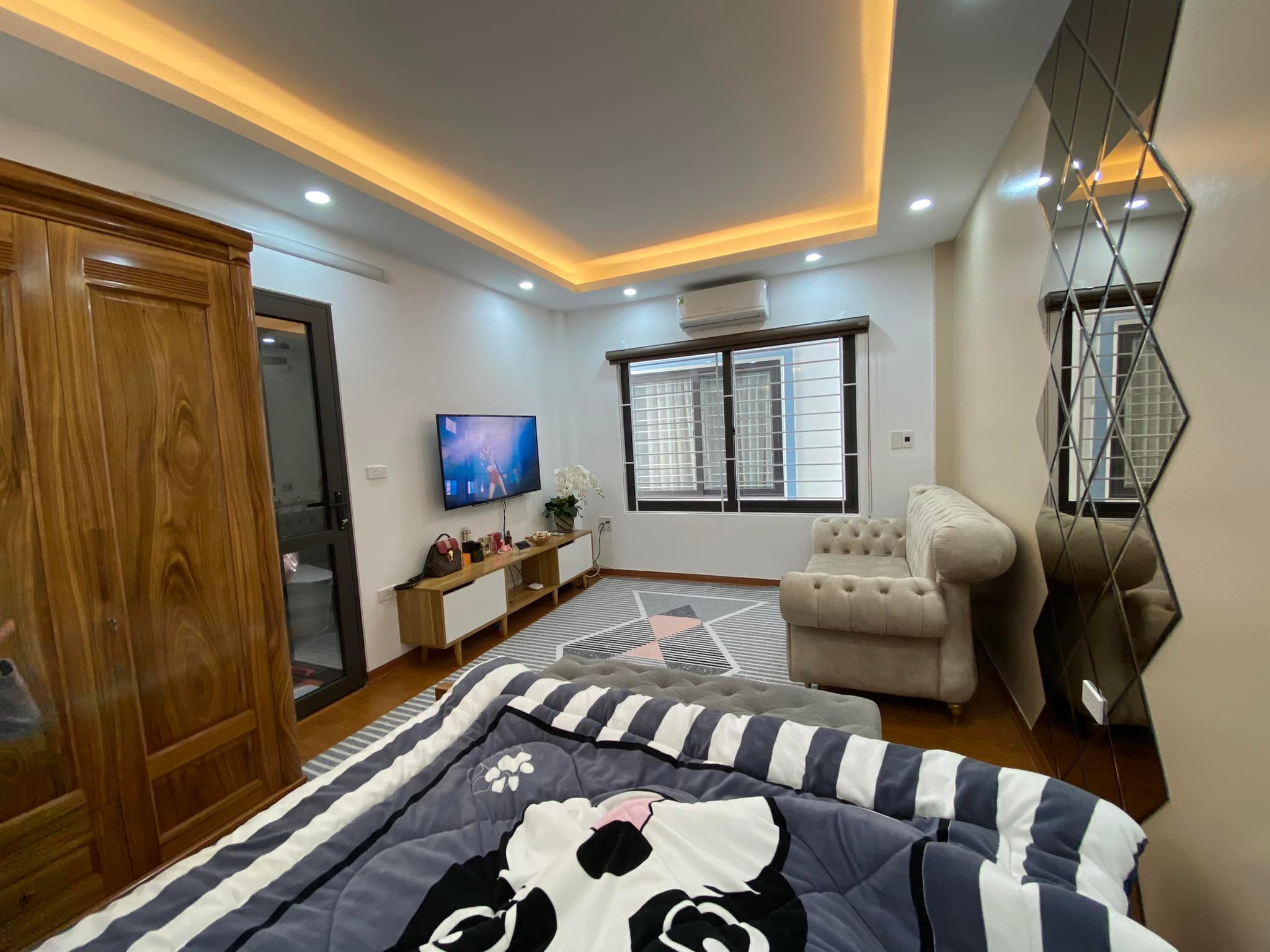 Bán căn nhà 94m2 phố Âu Cơ, Tây Hồ Chủ tự xây 12 phòng ngủ Ô tô tránh nhau 10m 7.3 Tỷ