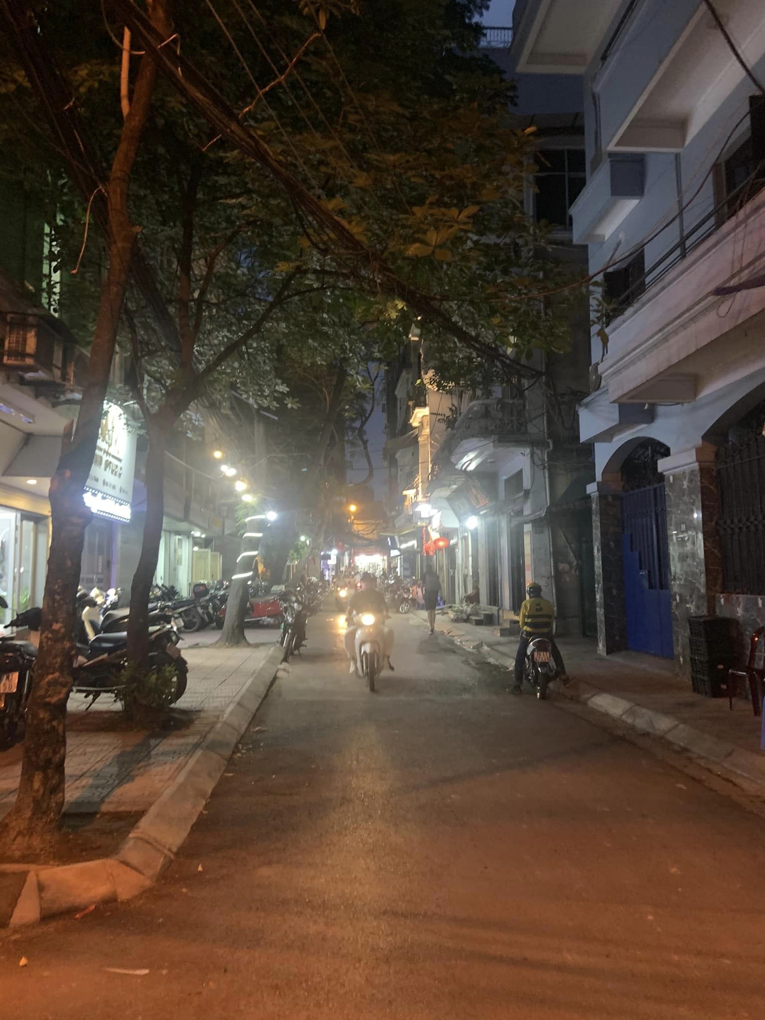 Bán nhà Ngọc Khánh: Ngõ vỉa hè, oto chạy Thông Đê La Thành, nông sát phố: 35m2x4T Giá: 4.48 tỷ