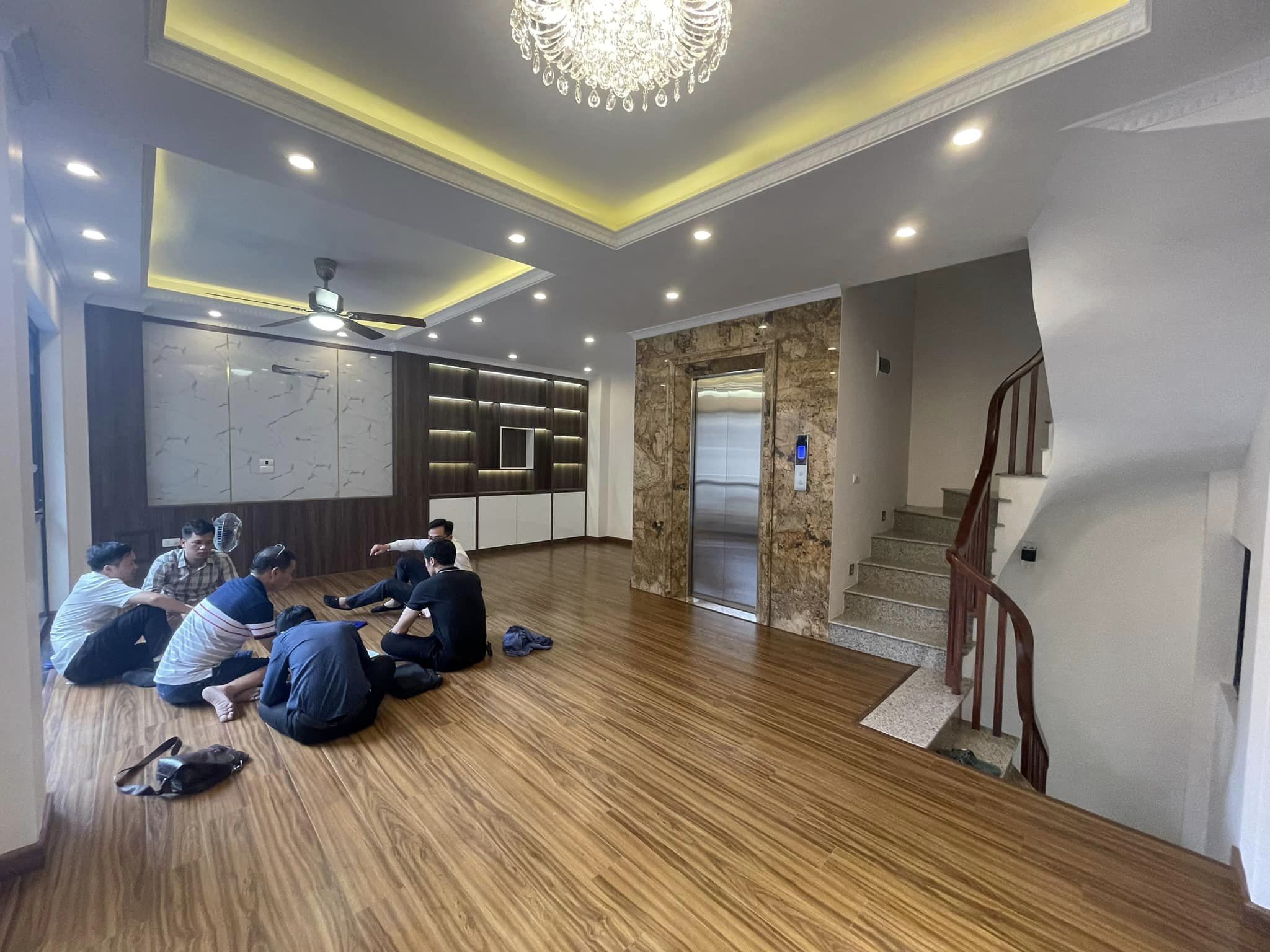 Bán Tòa 8 T Thang máy Xây Mới Phố Tôn Đức Thắng Đống Đa 50m - 8T MT 7.1m Giá 12 tỷ