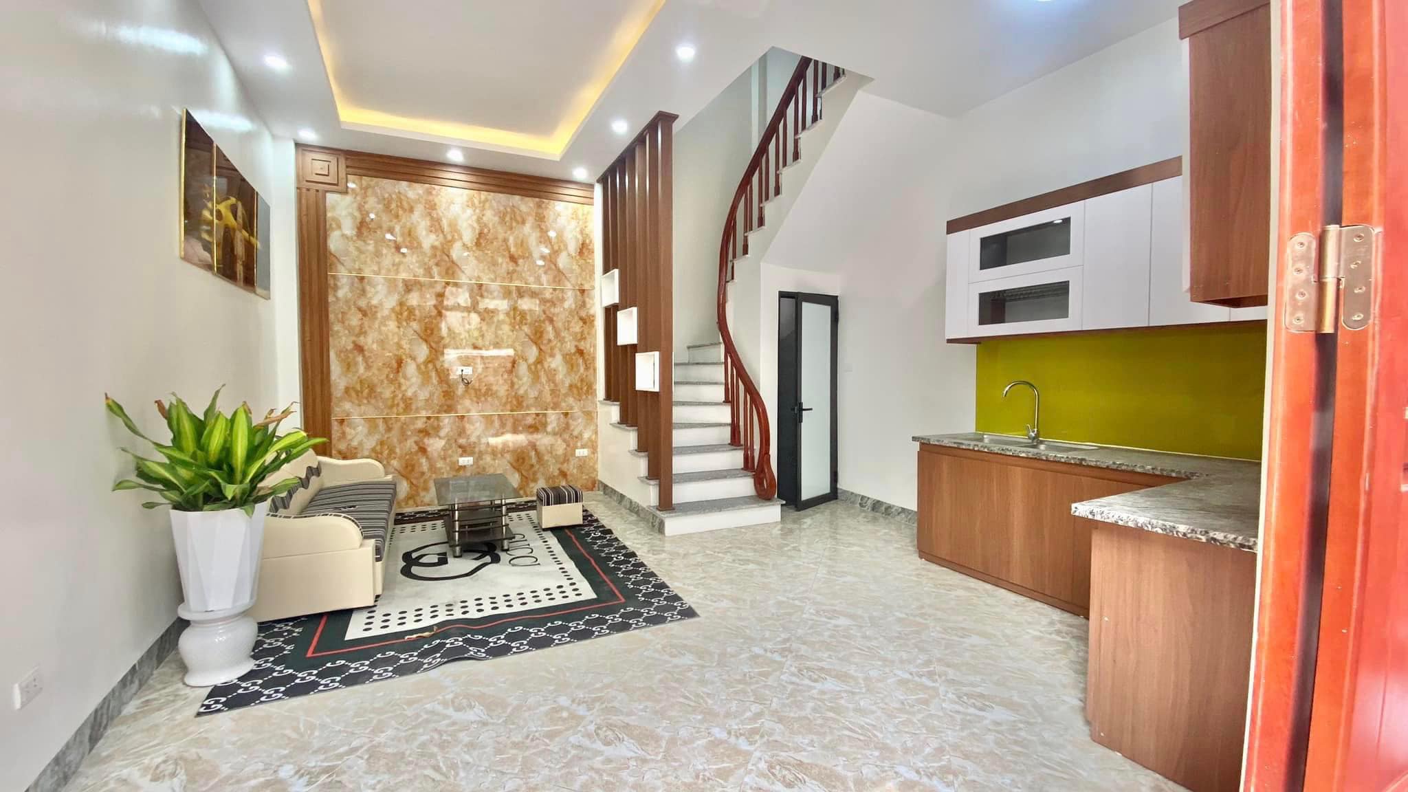 Bán nhà phố Lĩnh Nam, 30m2 5 tầng mt 5.4m, nhỉnh 3 tỷ