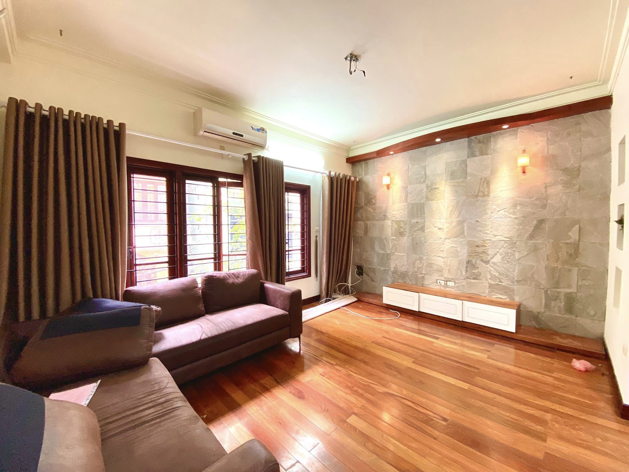 Bán căn nhà 48m2 phố Âu Cơ, Tây Hồ Chủ tự xây 4 ngủ Ô tô 24 chỗ tránh 10m 3 Tỷ