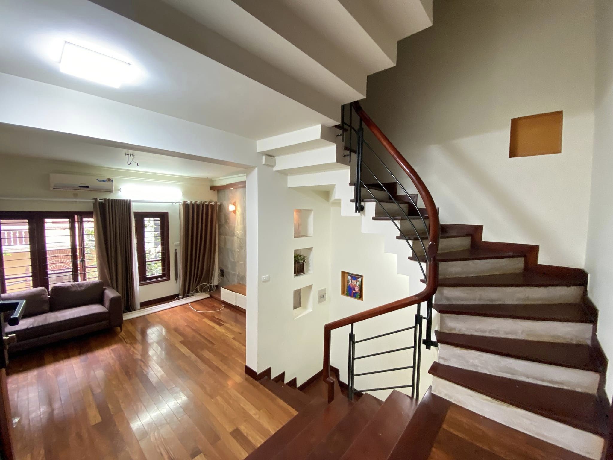 Bán nhà 50m2 phố Âu Cơ, Tây Hồ Chủ tự xây 4 phòng ngủ Mặt phố 10m 3.2 Tỷ