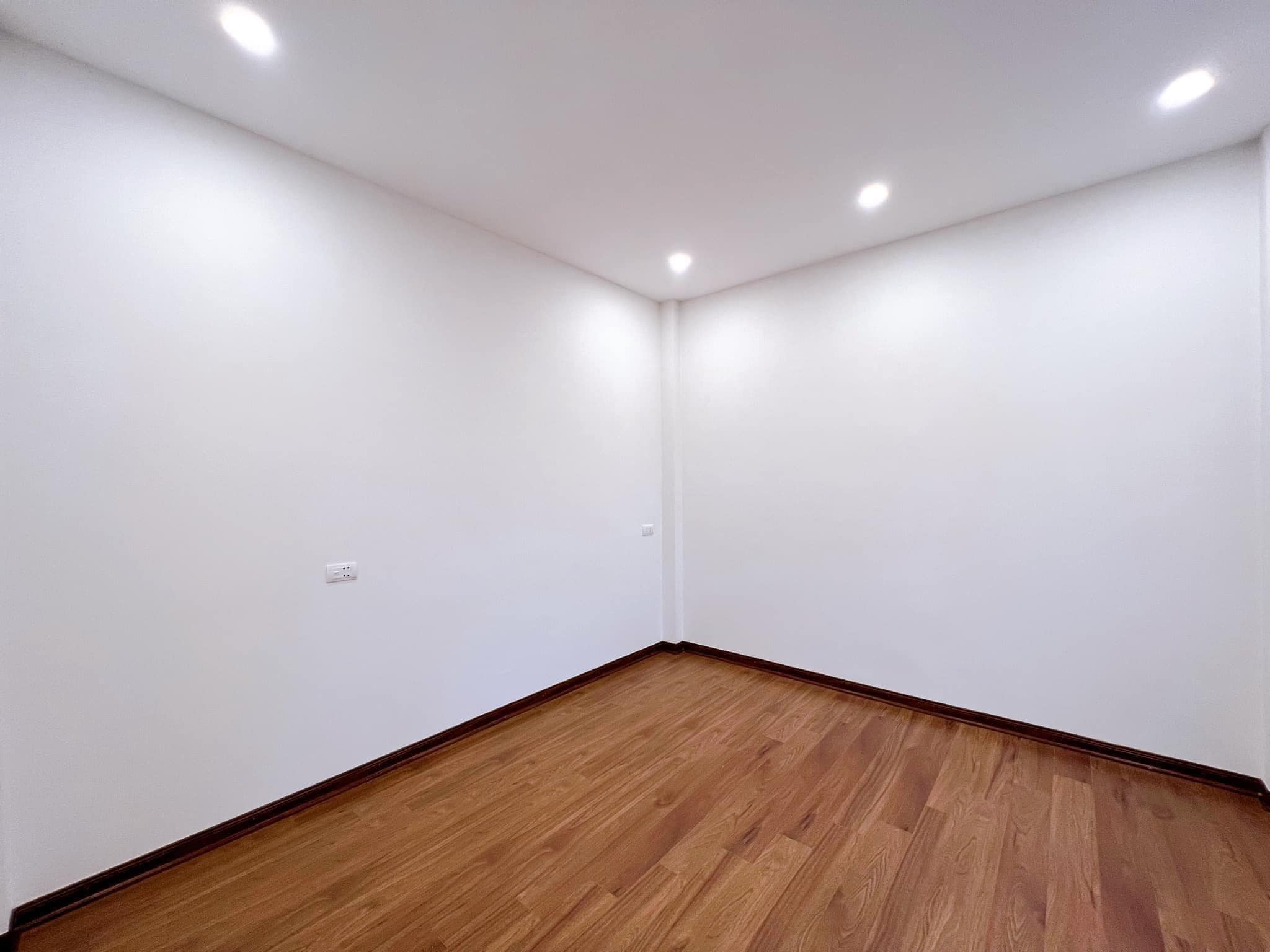 Bán ngôi nhà 95m2 phố Âu cơ, Tây Hồ Ô tô đỗ cửa 2 thoáng Giá đầu tư 7.3 Tỷ