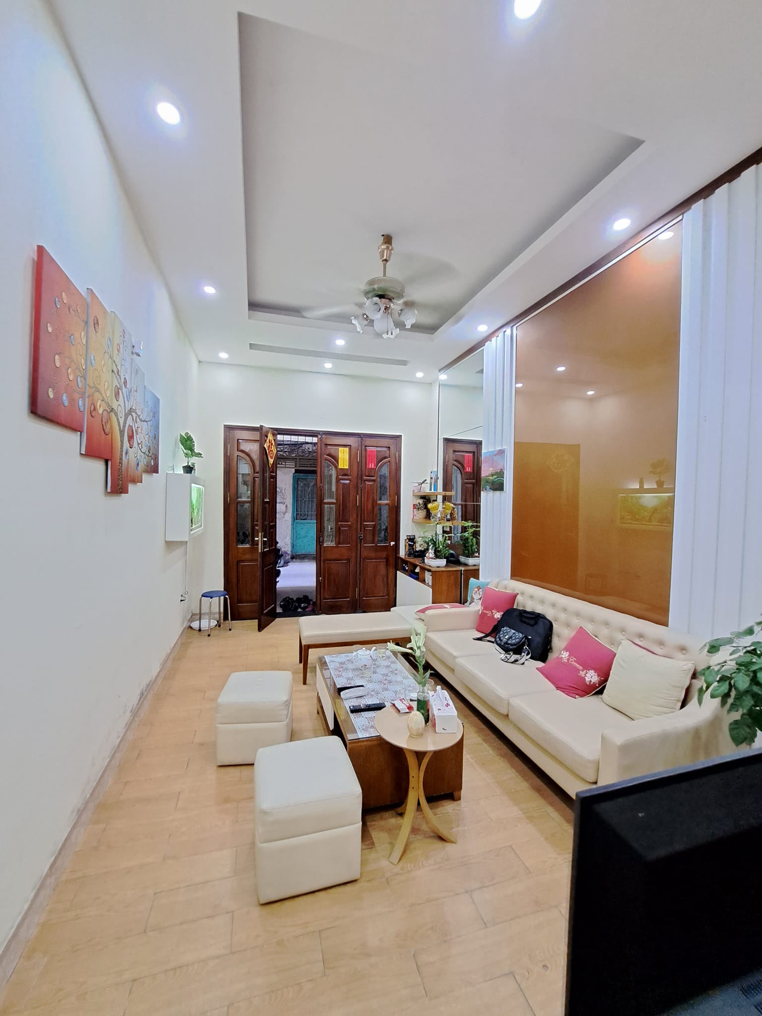 Nhà mặt ngõ ôtô, kinh doanh tốt- Hào Nam, Đống Đa. DT 47m2. Giá bán 9,6tỷ. Ngõ thông, ôtô đỗ cửa.