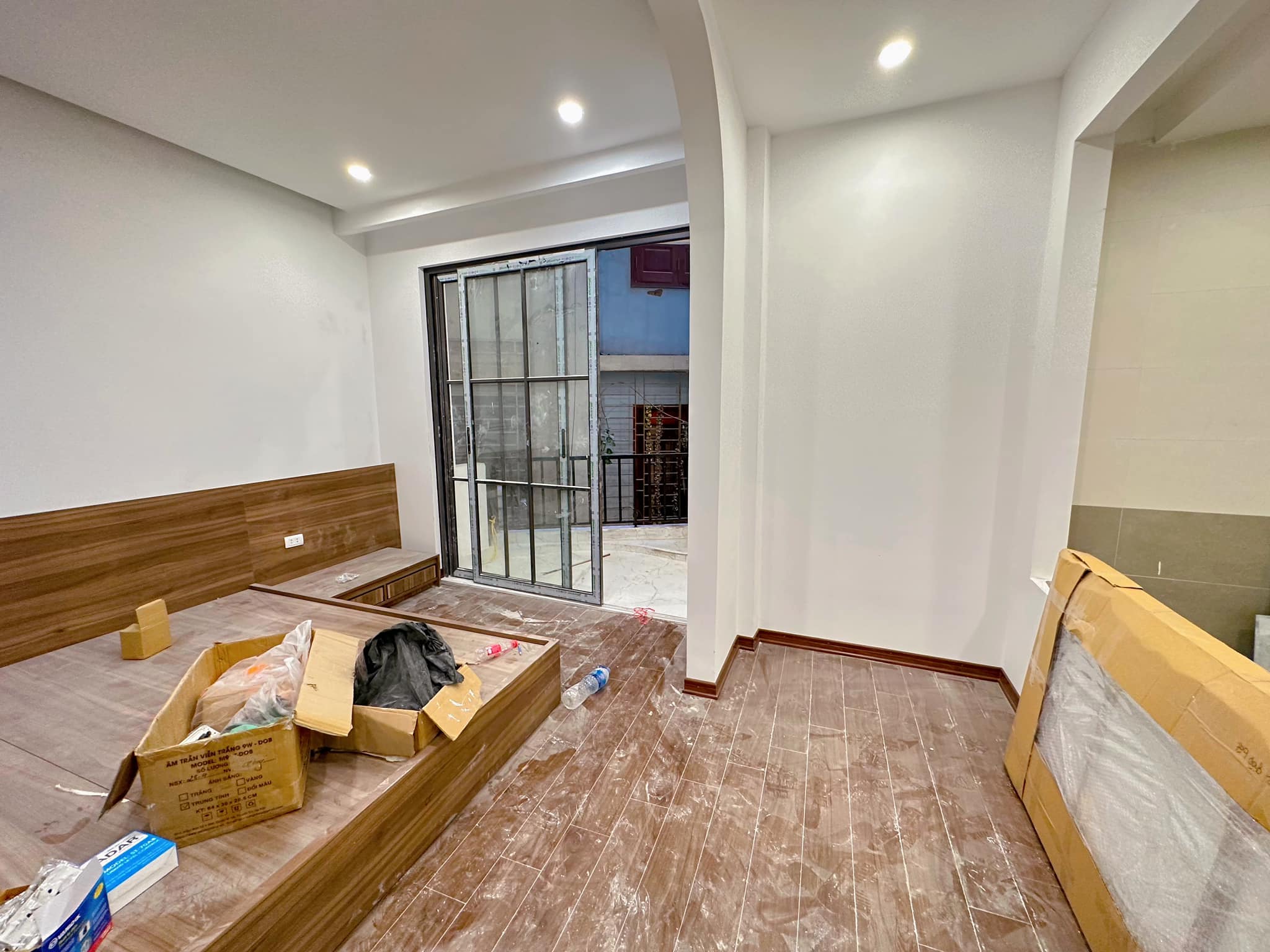 Nhà 3 Tầng mặt phố TÔN ĐẢN nhà mới xây. Nội thất cao cấp.