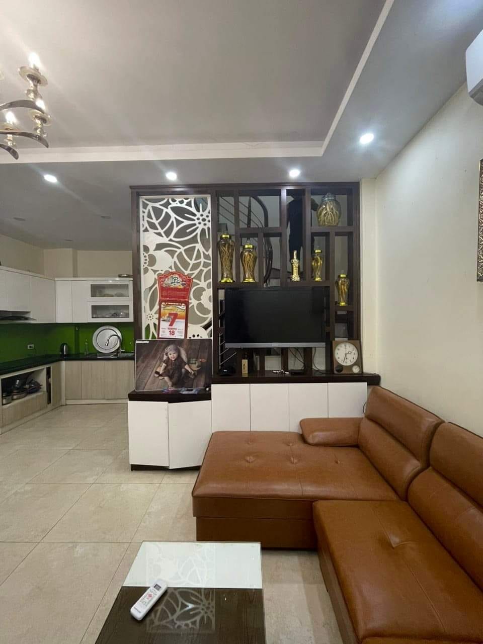 Bán ngôi nhà 30m2 phố Yên Hoa, Tây Hồ Chủ tự xây 3 phòng 10m mặt Hồ 3.3 Tỷ