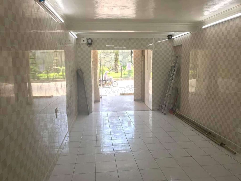 Chính chủ cho thuê phòng mặt phố Lạc Long Quân, Tây Hồ, Hà Nội.