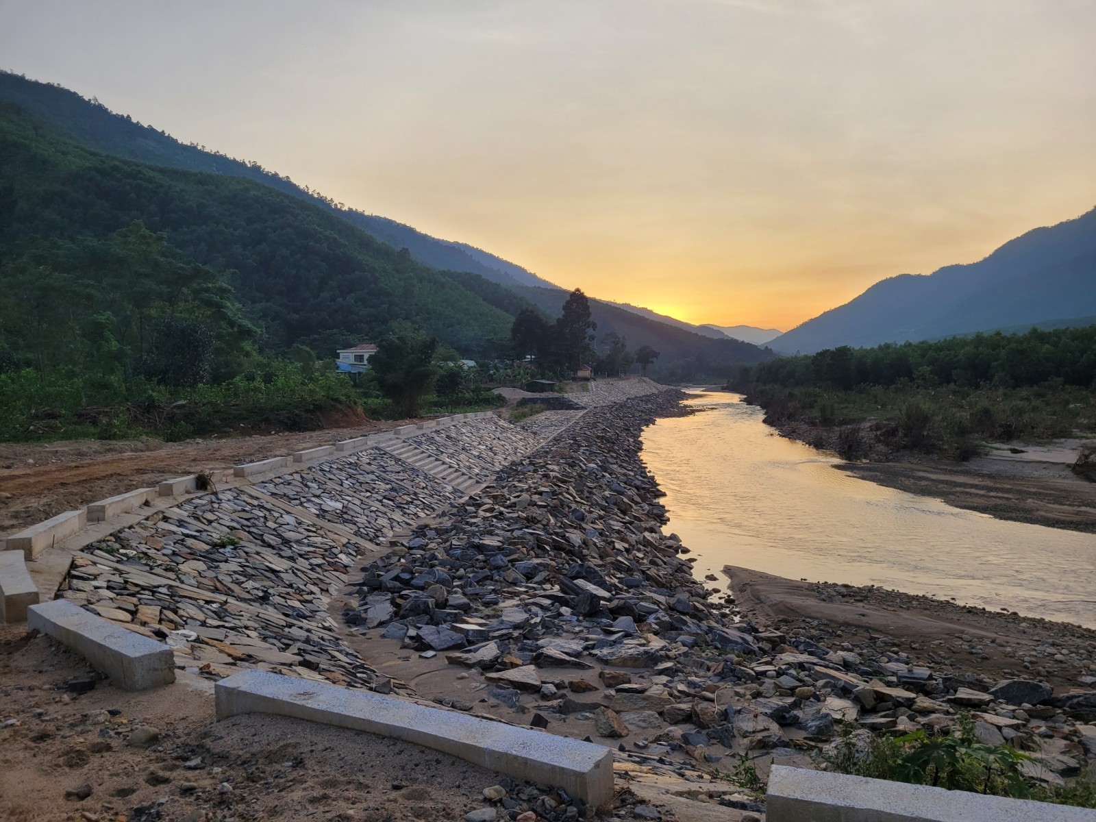 Bán lô đất mặt QL14G Hòa Phú, diện tích 5062m, ngang 40m. Giá 8.7 tỷ.