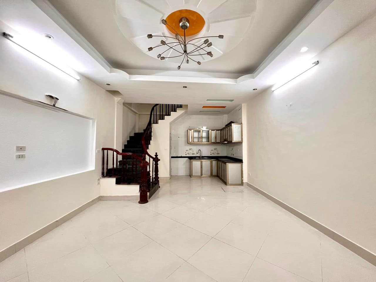 HOÀNG CẦU - LÕI ĐỐNG ĐA - 10M RA MẶT PHỐ - KINH DOANH ONLINE - GẦN HỒ HOÀNG CẦU - NHÀ ĐẸP 3 NGỦ KHÉP KÍN Ở NGAY - TẦM TIỀN TRONG KHU VỰC RẤT HIẾM NHÀ BÁN