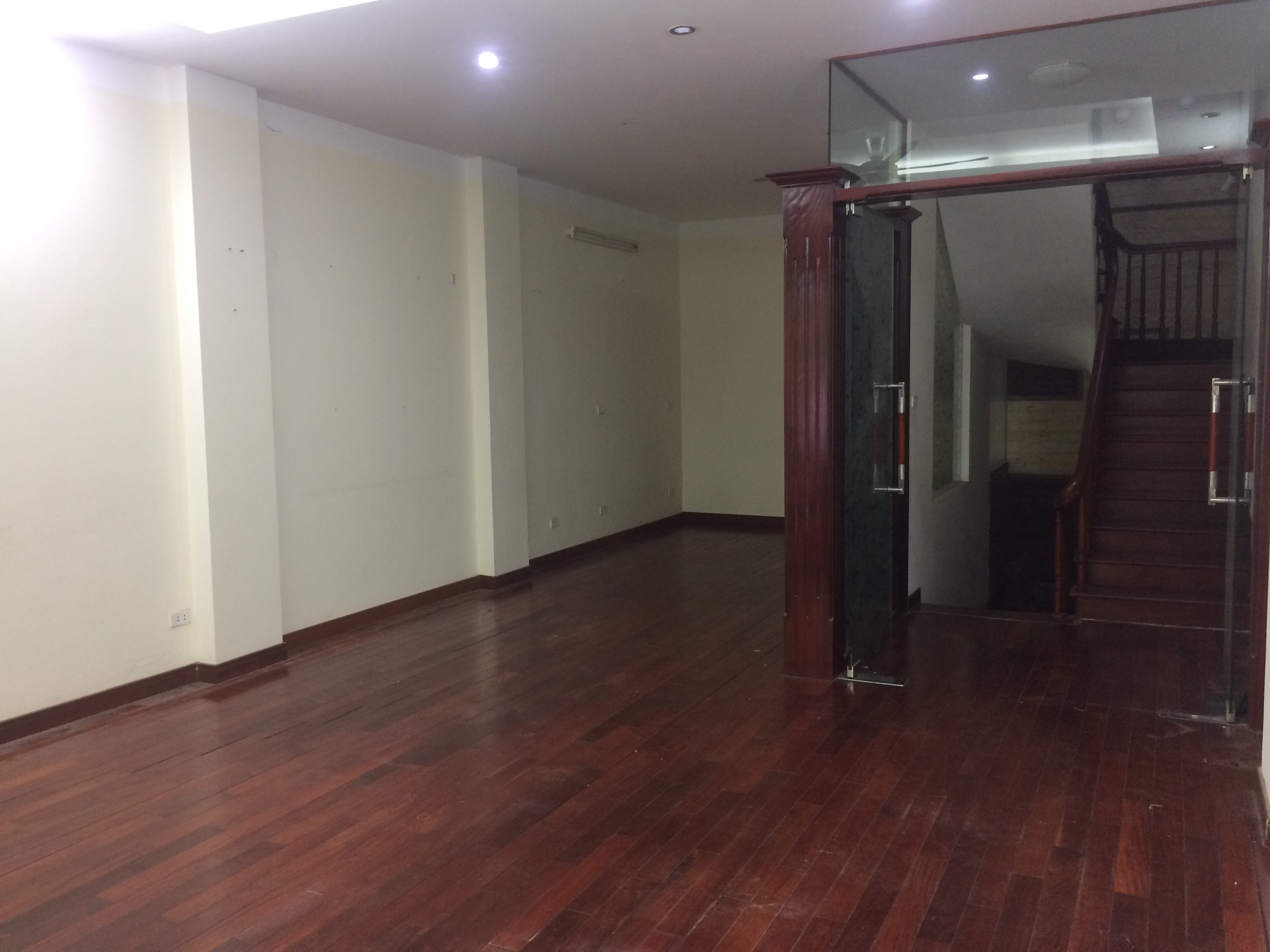 Cho thuê nhà mới thông sàn cầu thang cuối đường 3 ô tô ngõ 45 Đồng Me. 70m, 6 tầng, mt 5m. Giá 28tr