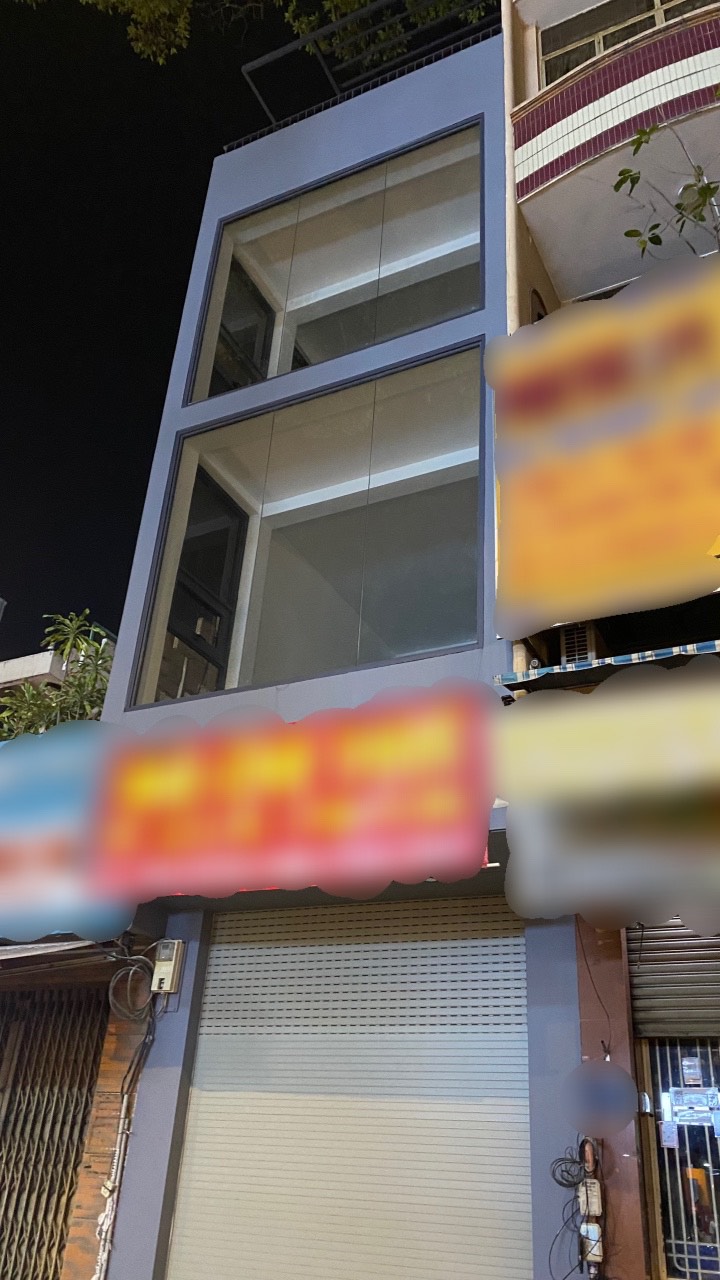 Cho thuê nhà MT Cao Thắng. Nằm kế ngã tư đông dân cư. Giá: 90 tr/th (TL)