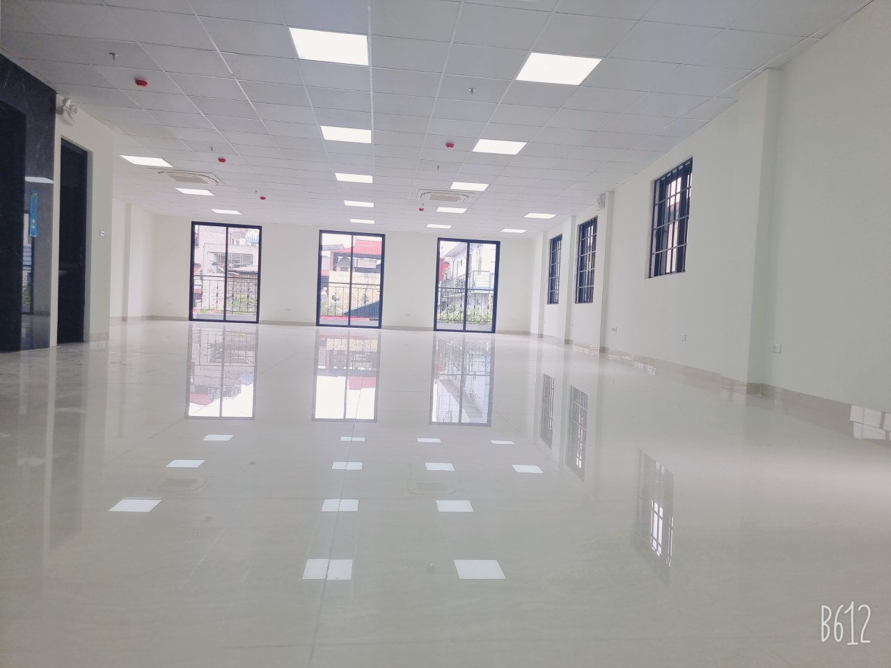 Bán nhà thoáng trước sau mặt phố Võ Chí Công giao ngã tư Xuân La. DT 210m x 7 tầng, mt 6m Giá 89 ty