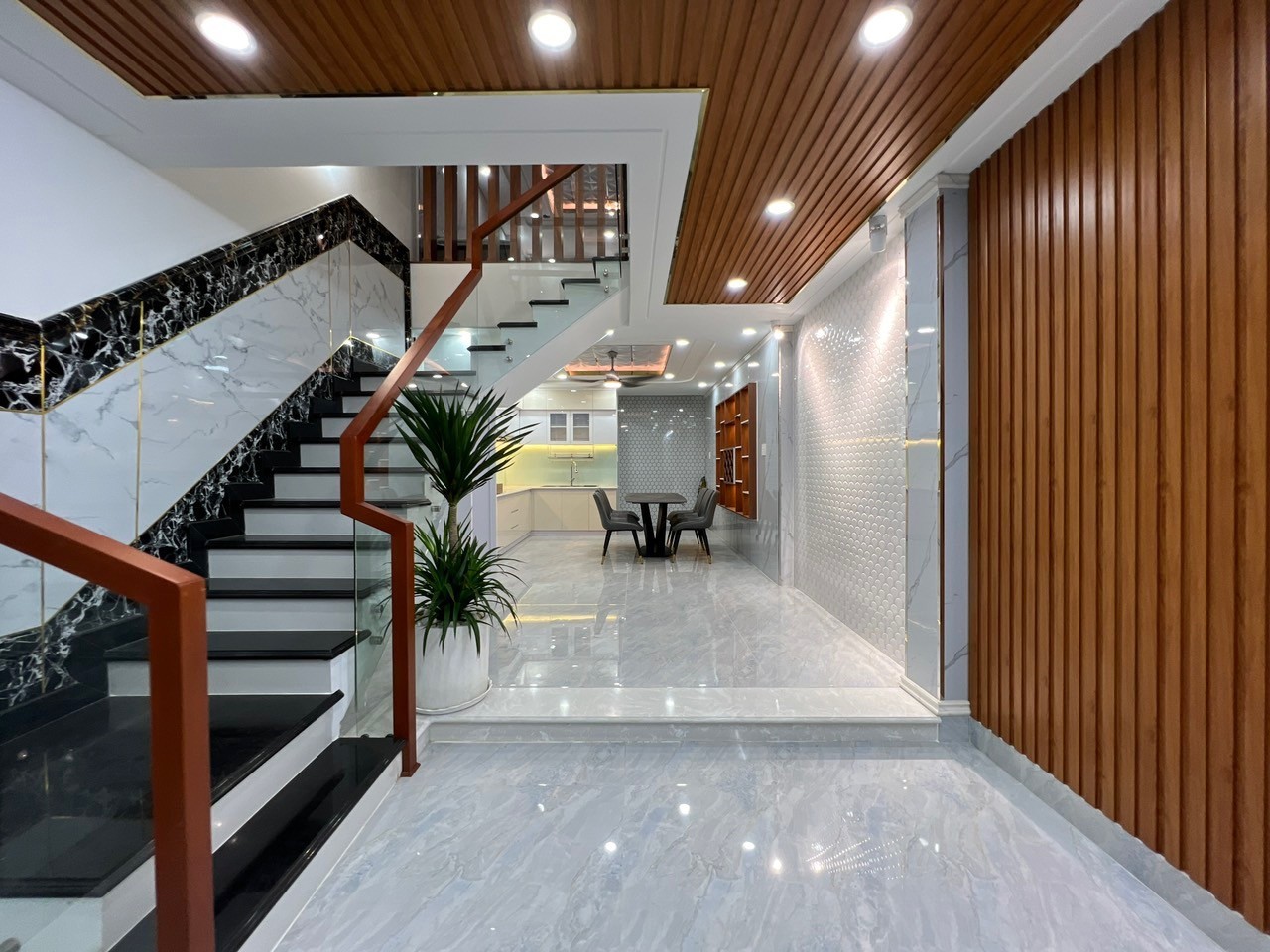 Bán nhà Trường Chinh 68 m 5 lầu 4 x 17 7.5 tỷ Phường 15 Tân Bình