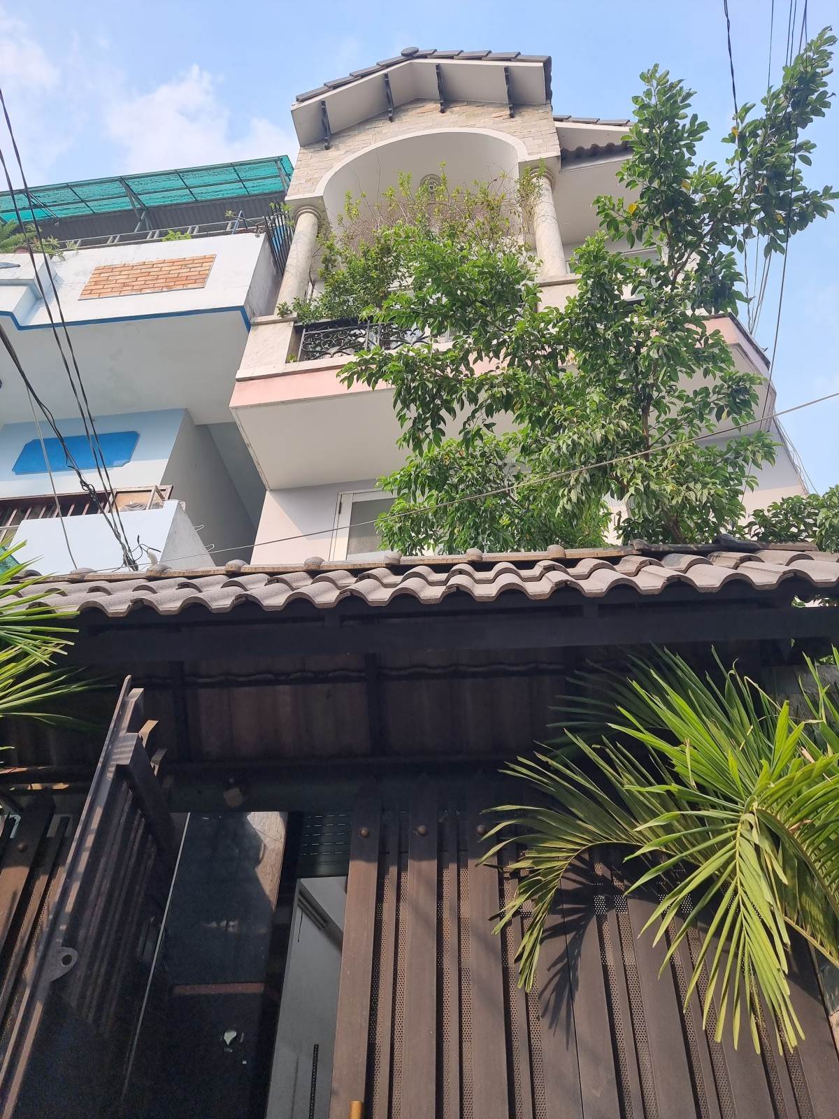 Nhà LÔ GÓC đường CỘNG HÒA Tân Bình 80m2, 5 tầng gía còn 8.1 tỷ.