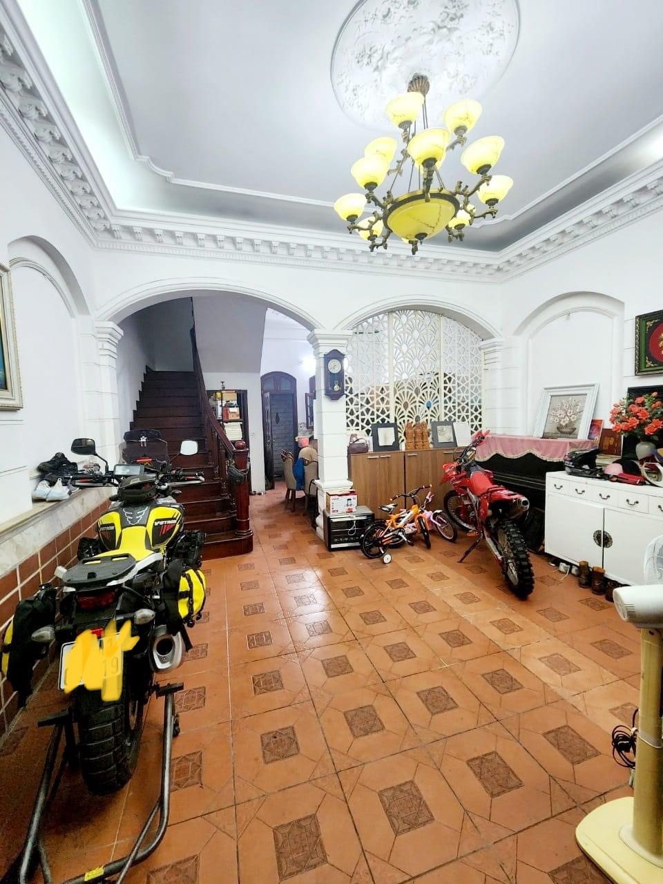 Bán nhà phân lô Phố Kim mã-khu vực toàn quan chức- trước nhà vỉa hè ô tô tránh - ô tô đỗ cửa thoải mái-có bảo vệ trực 24/24 - an ninh đảm bảo - ở cực vip