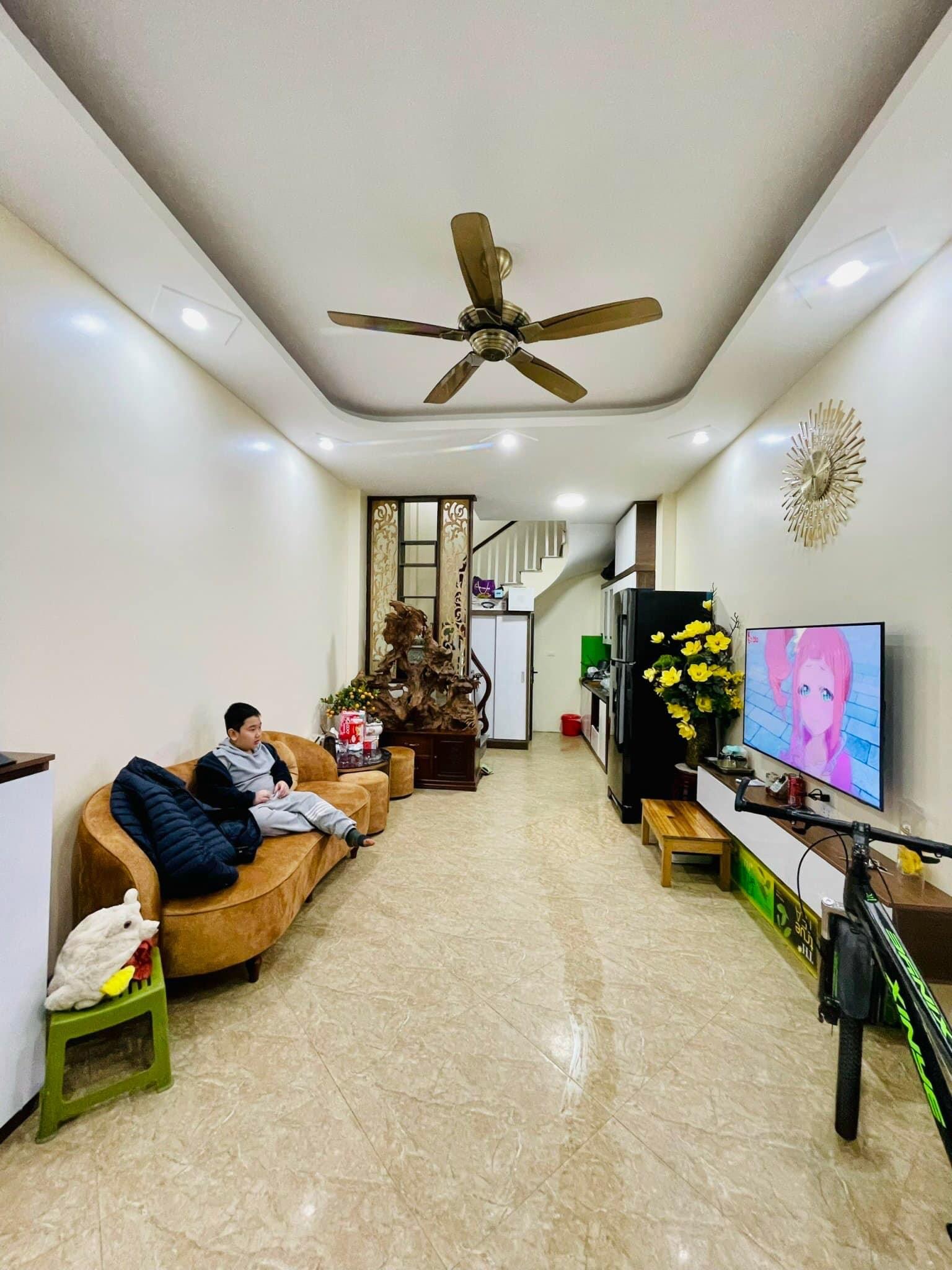 BÁN NHÀ ĐƯỜNG HOÀNG MAI - 32M 5 TẦNG MT 3.7M - HƠN 3 TỶ LÔ GÓC TRƯỚC NHÀ 3M NGÕ NÔNG GẦN OTO NHÀ ĐẸP Ở SƯỚNG