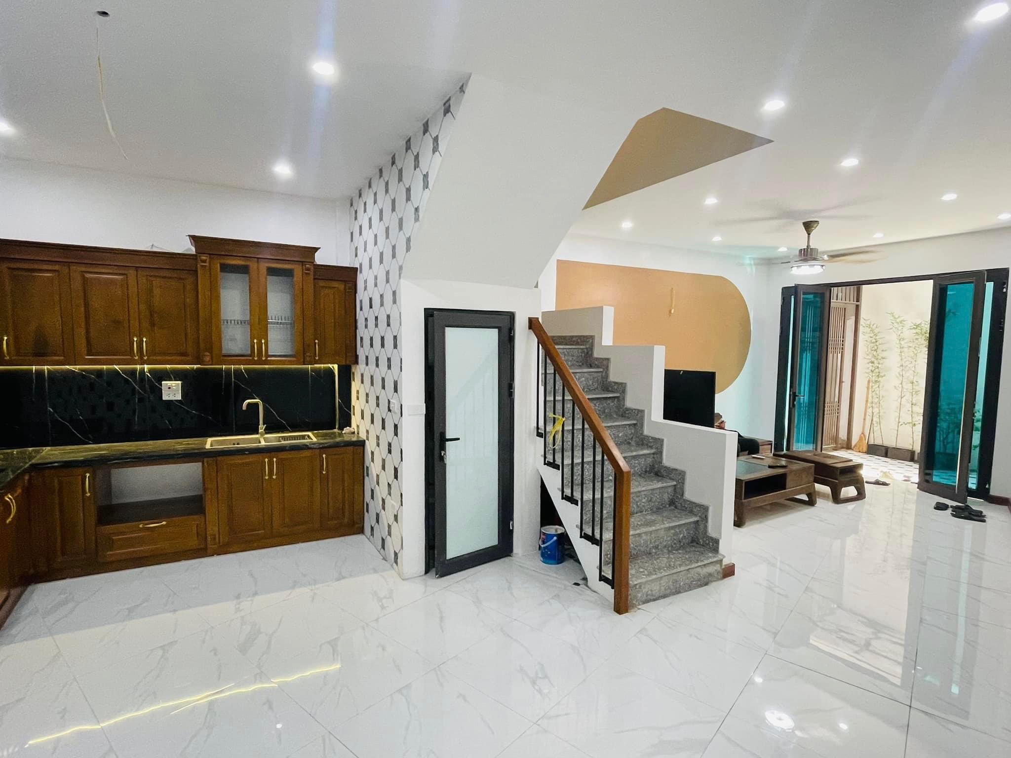 Bán nhà phố Hào Nam dt 55m 4 tầng full nội thất giá 5,7 tỷ.Quận Đống Đa.