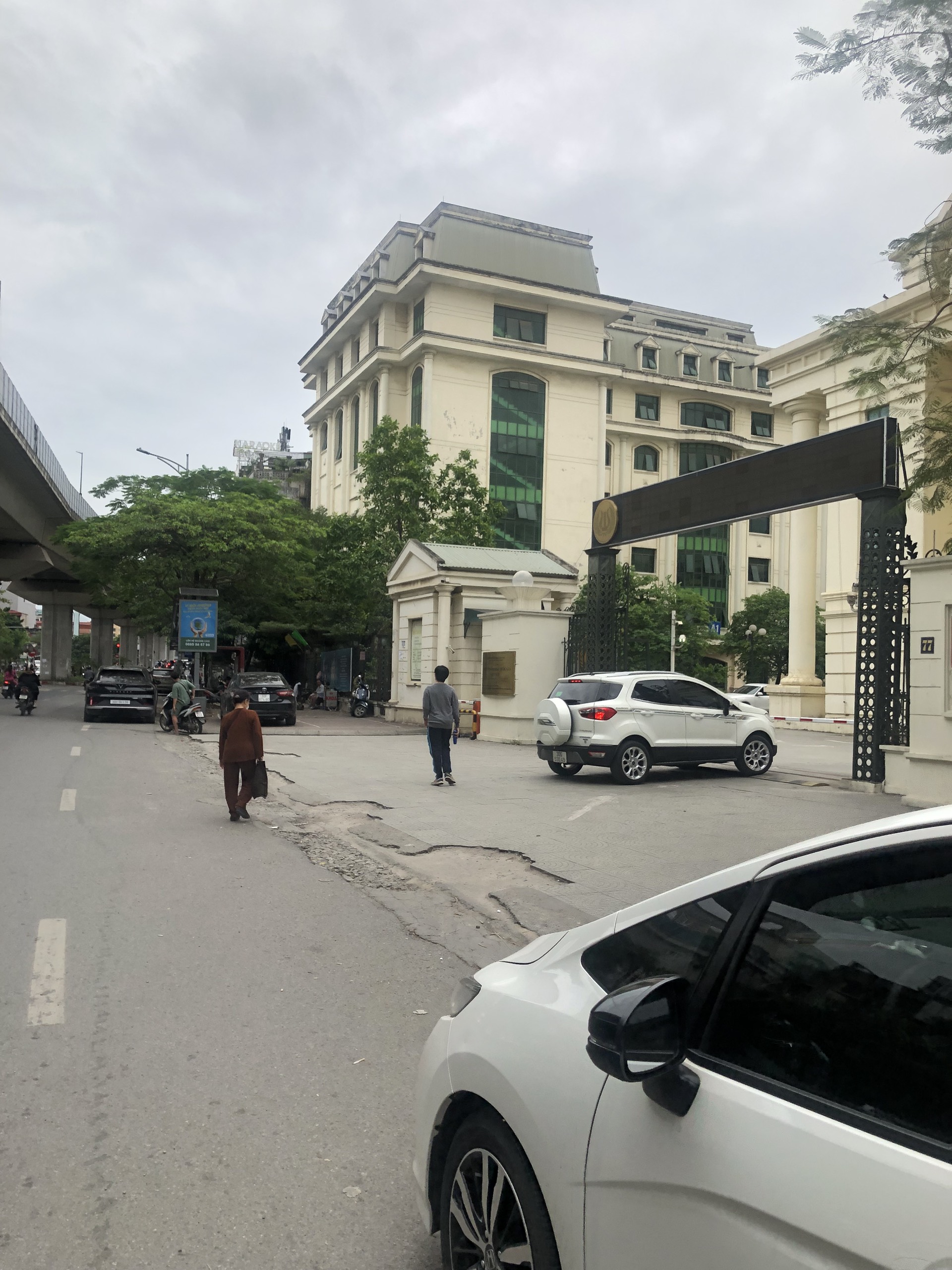 Bán nhà phố Hào Nam, Ô tô ngày đêm, Kinh doanh, Văn phòng, Cực đỉnh, 42m2, 5 tầng, Giá 8,1 tỷ TL