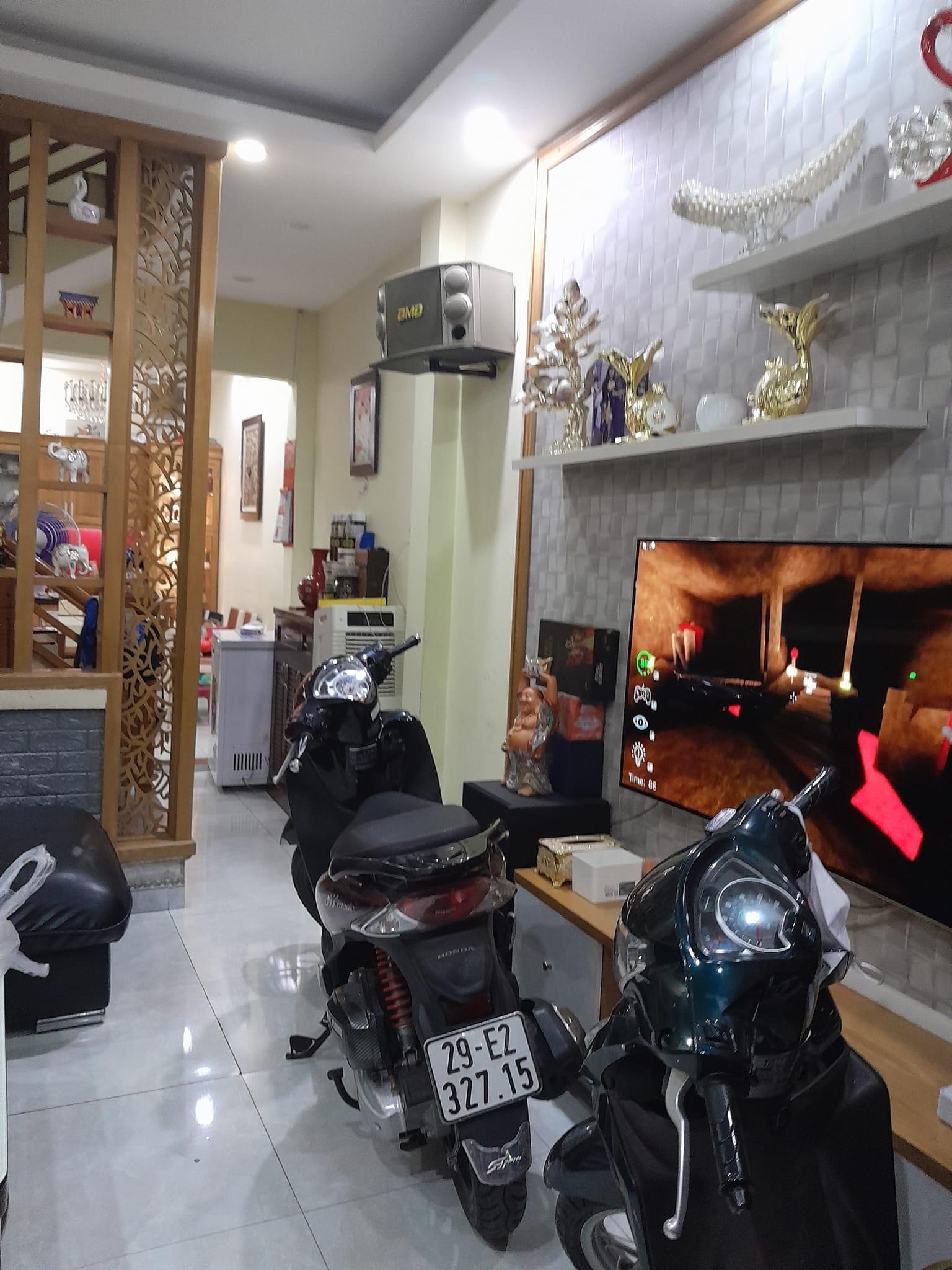 Bán nhà Chùa Quỳnh 37 m-5 tầng-6 tỷ -Nhà cách mặt phố chính 10m , ngõ phân lô ô tô đỗ sát , có thể kinh doanh