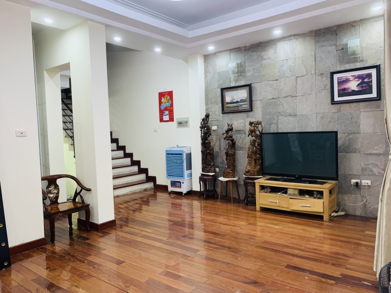 NGÕ THÔNG 1 NHÀ RA PHỐ Nguyễn Lương Bằng, Đống Đa, 40m2 x 5 Tầng, 5,7 TỶ LH 0966037496