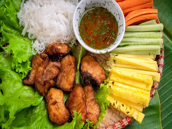Chả cá Vọng Ngư hương vị cá Lăng nức tiếng gần xa. 5 Cha-ca-Vong-Ngu-3
