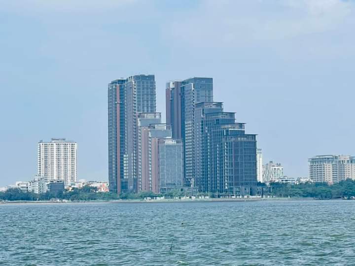 Bán siêu phẩm mặt Hồ Tây, View Hồ, kinh doanh, 129m tặng nhà 4t, giá có 44,x tỷ